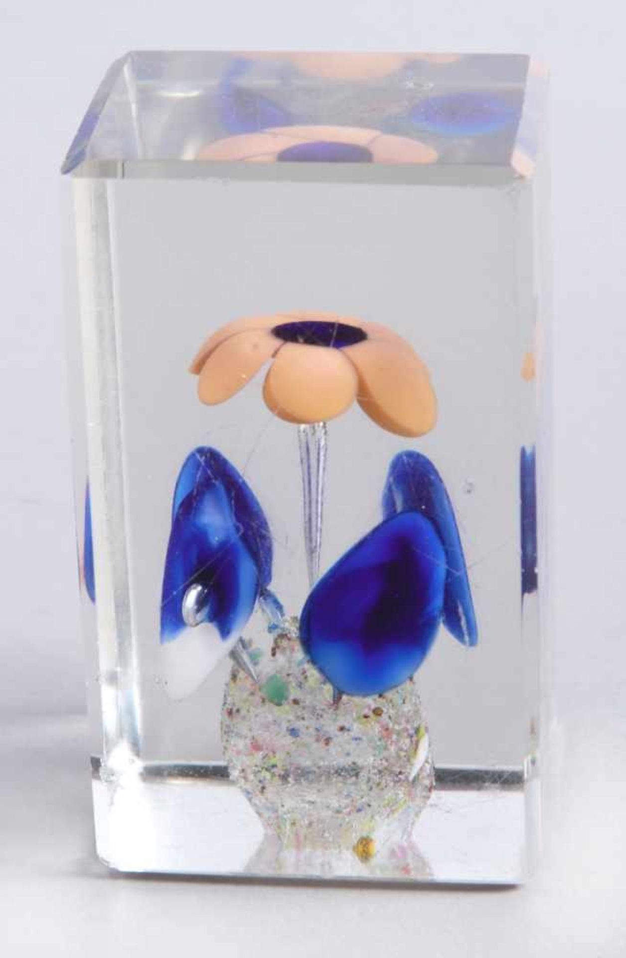 Glas-Paperweight, wohl Böhmen, 20/30er Jahre, quaderförmiger Klarglaskorpus, dekoriert