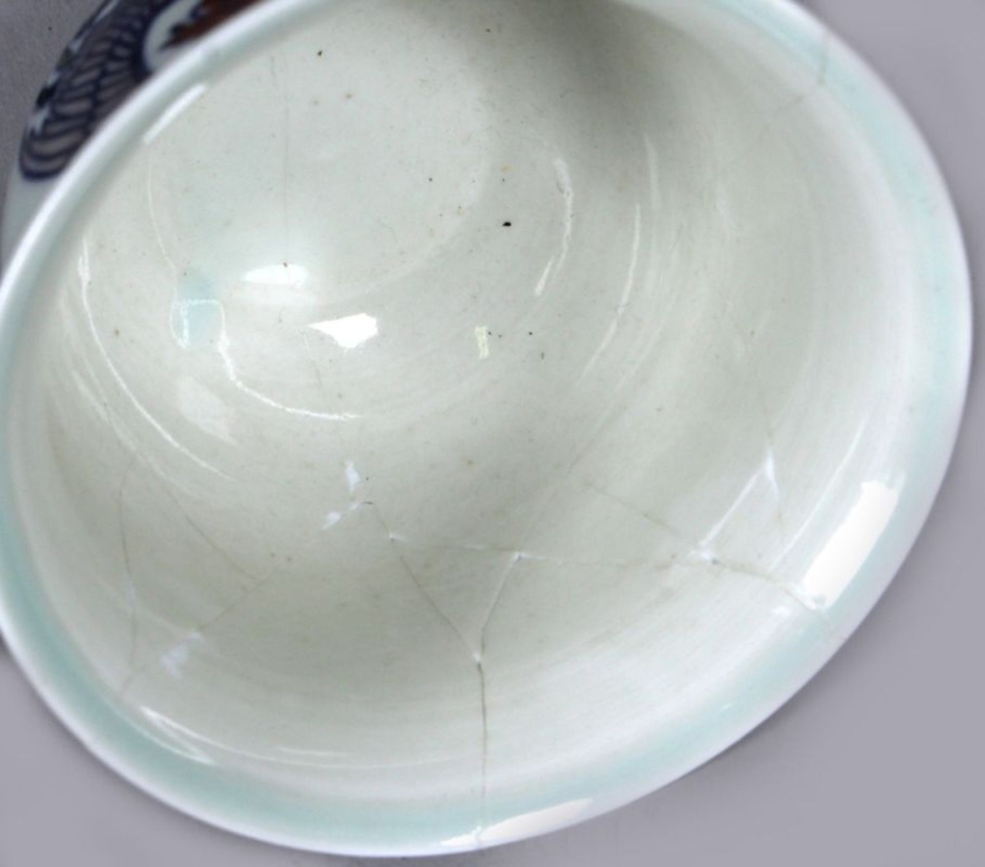 Porzellan-Koppchen, China, 20. Jh., Außenwandung umlaufend polychrom unter- undauflasurbemalt mit - Bild 4 aus 5