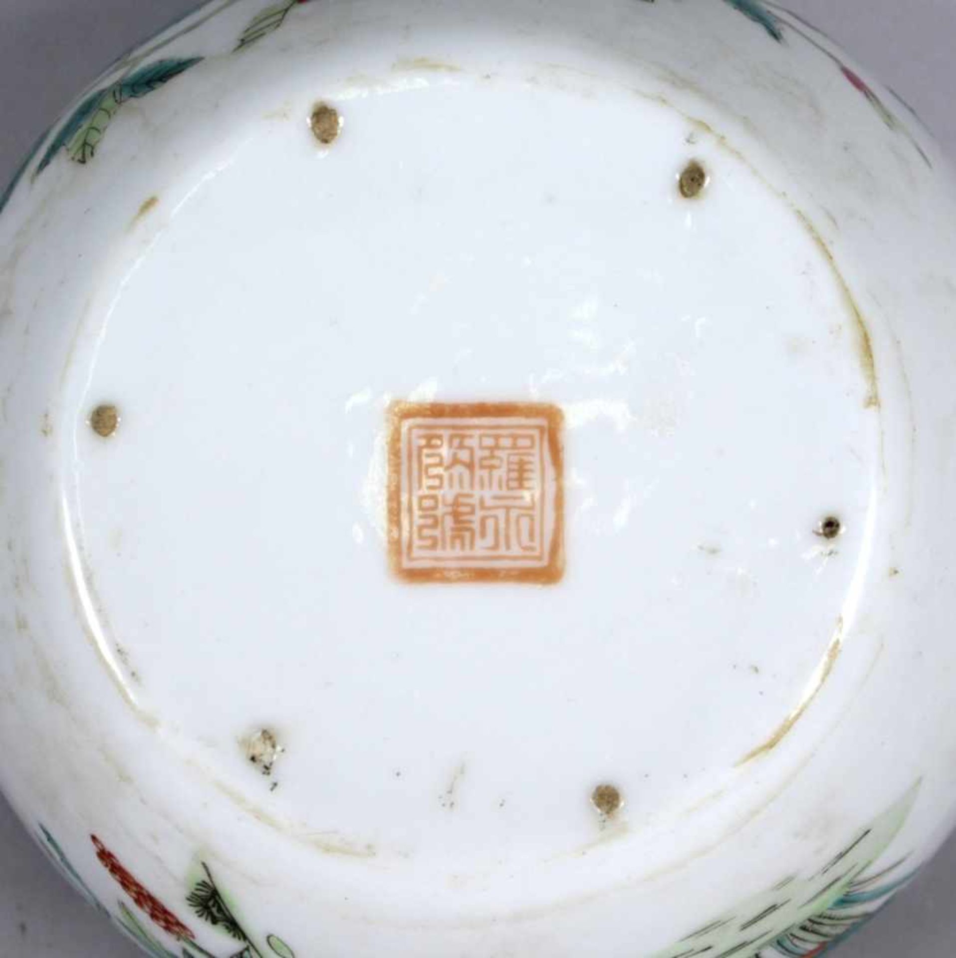 Porzellan-Teekanne, China, um 1900, Rüsselausguss, passig eingelassener Deckel mitkleinem, - Bild 4 aus 4