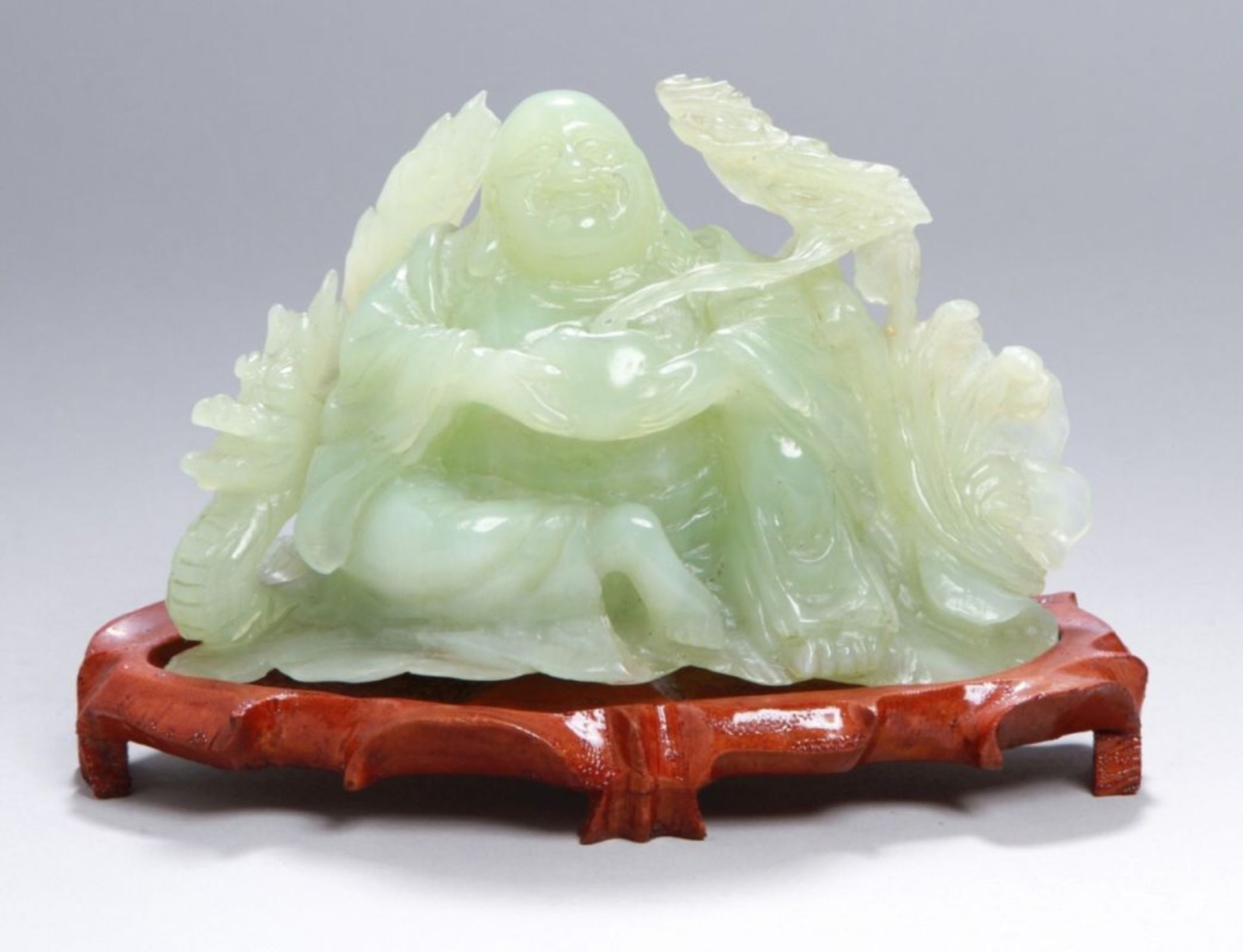 Jade-Glücksbuddha, China, vollplastische, sitzende Darstellung mit Gefäß in Händen, vonwelchem