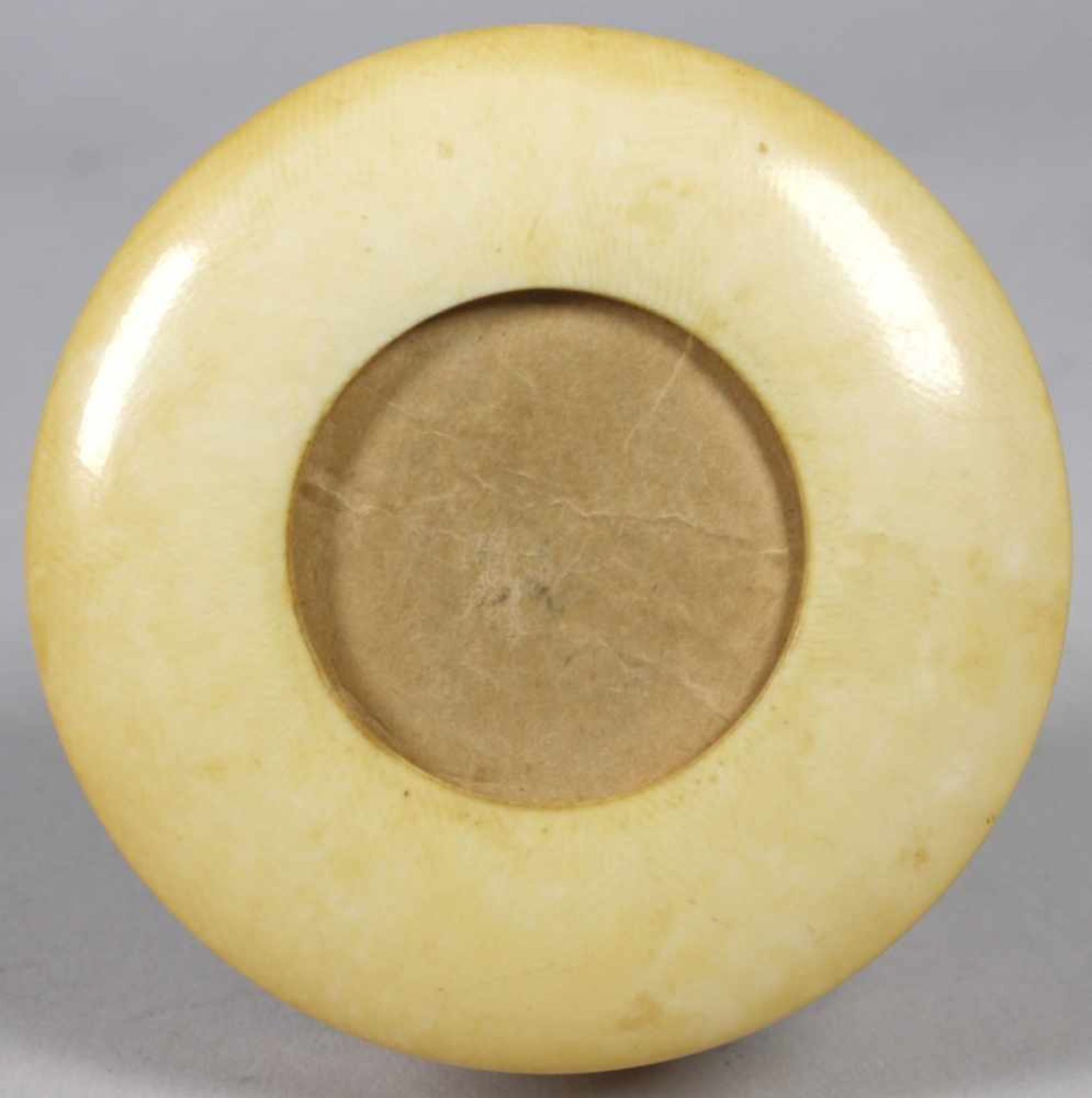 Elfenbein-Deckeldöschen, wohl Frankreich, 19. Jh., runde Form mit gewölbtem, reliefiertdekoriertem - Bild 3 aus 3