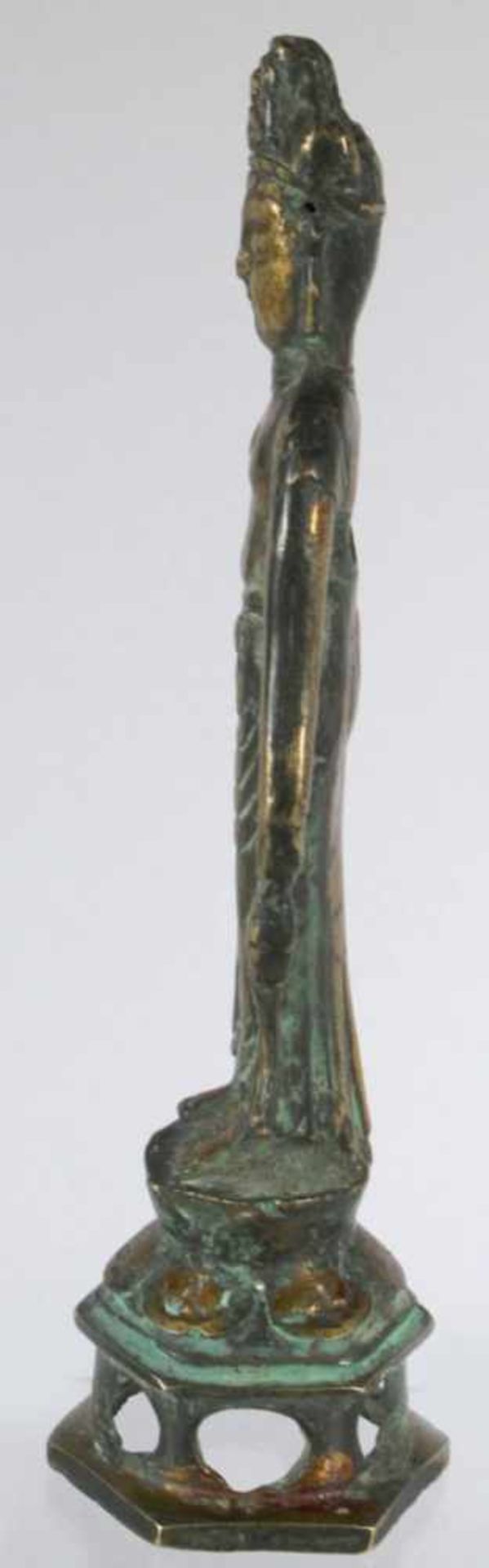 Bronze-Plastik, "Buddha", China, 19./20. Jh., auf durchbrochen gearbeitetem - Bild 2 aus 5