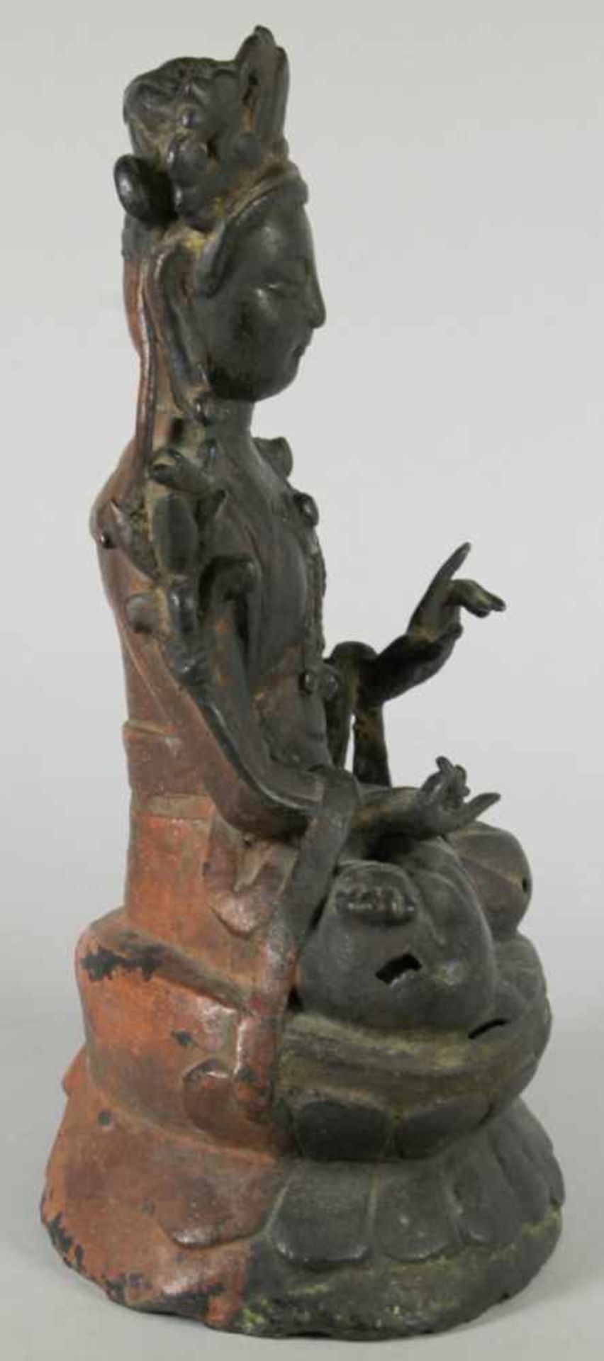 Bronze-Plastik, "Guanyin", China, Ming-Dynastie, auf Doppellotossockel vollplastische,sitzende, - Bild 4 aus 7