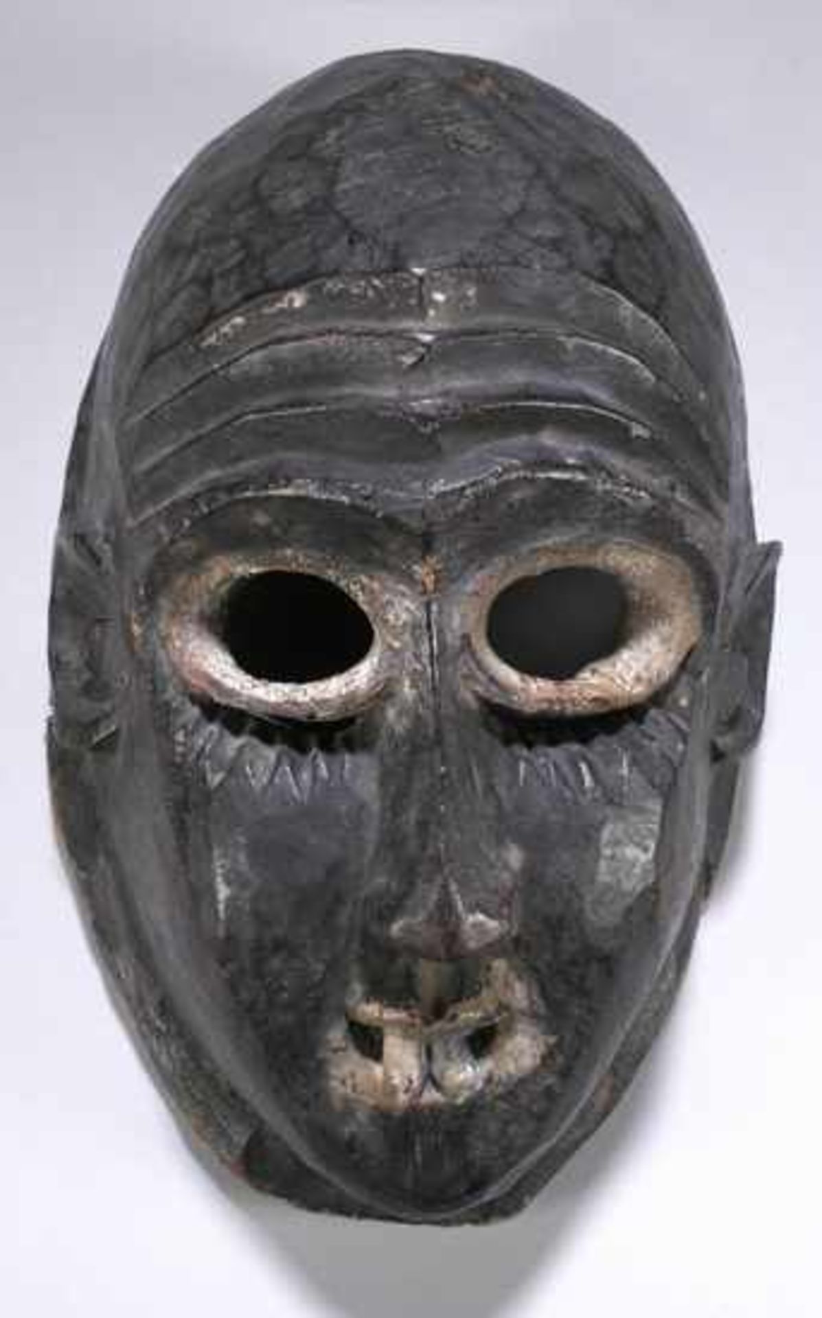 Maske, wohl Lavale, Sambia/Angola, plastisches Gesicht mit faltiger Stirn, ausgespartenAugen und