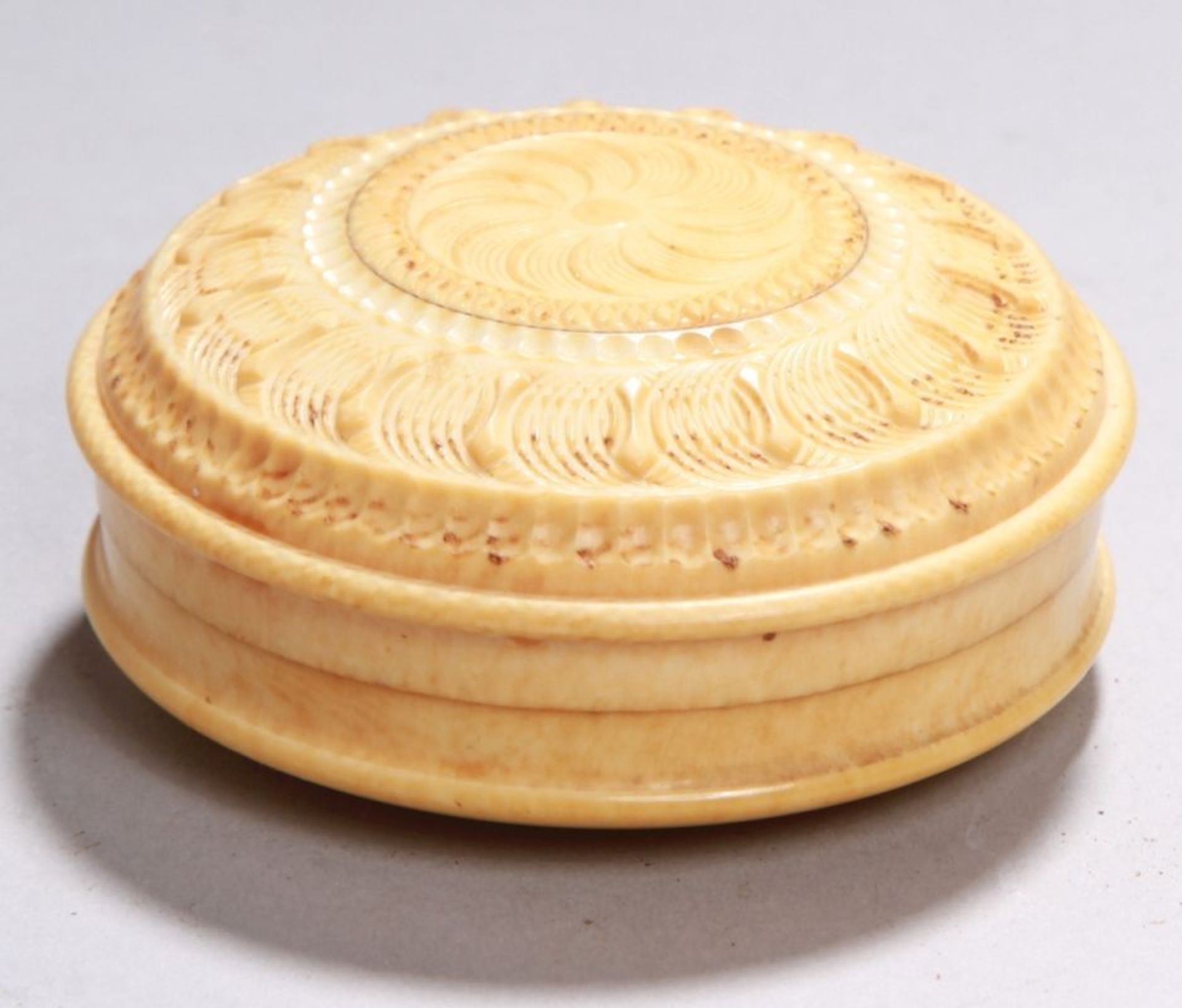 Elfenbein-Deckeldöschen, wohl Frankreich, 19. Jh., runde Form mit gewölbtem, reliefiertdekoriertem