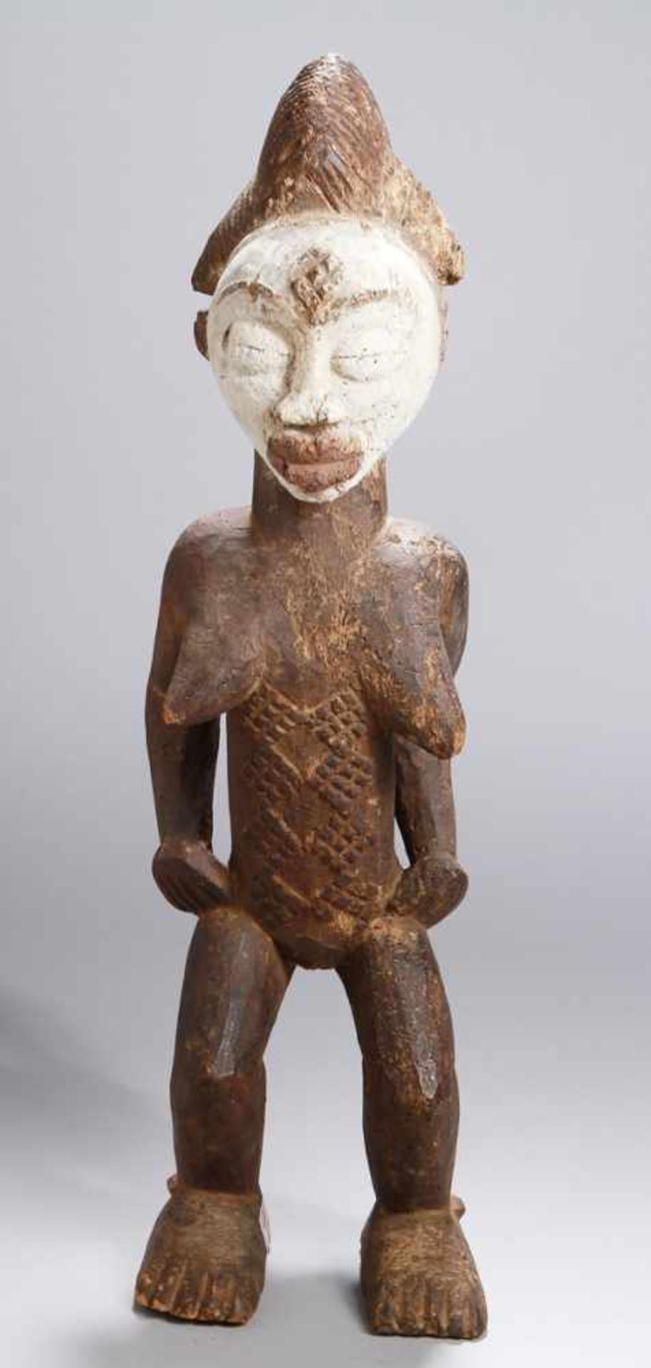 Ahnen-Figur, Punu, Gabun, plastische, stehende, weibliche Darstellung, das stiltypischeGesicht mit