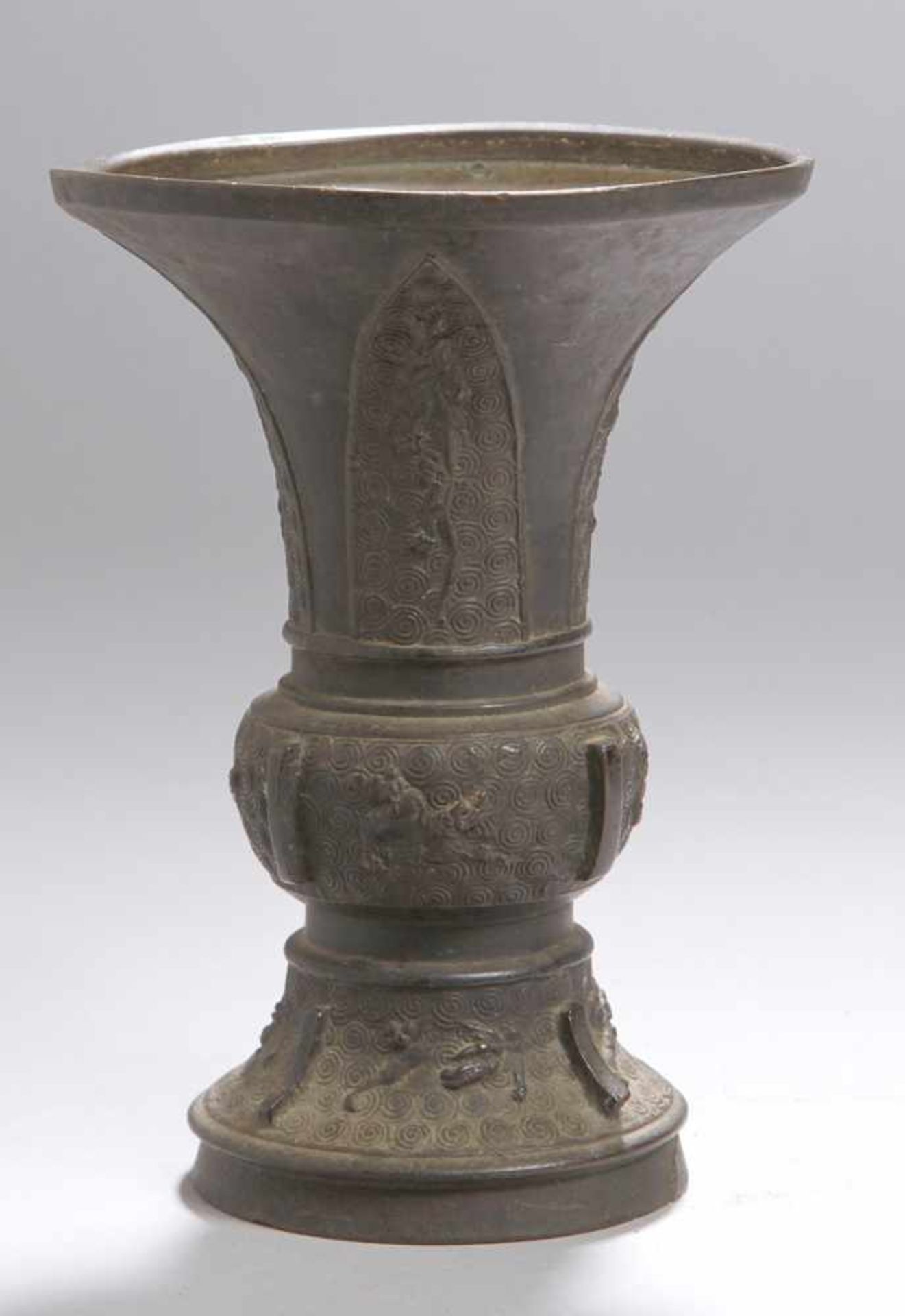 Bronze-Ziervase, China, 18./19. Jh., sog. "gu-Form", umlaufend reliefiert dekoriert mitFriesen in