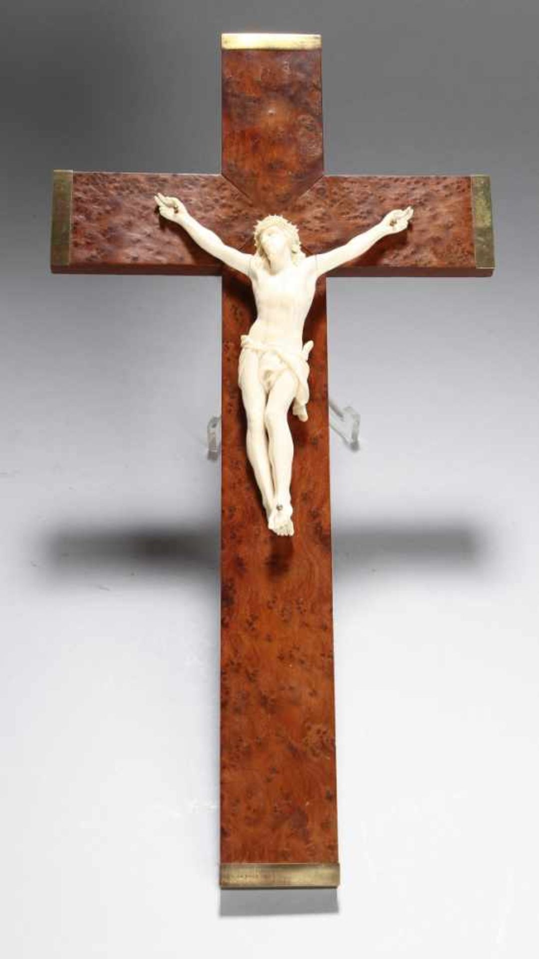 Elfenbein-Corpus Christi an Holzkreuz, Frankreich, um 1900, Wurzelholz furniertesWandkreuz, an den