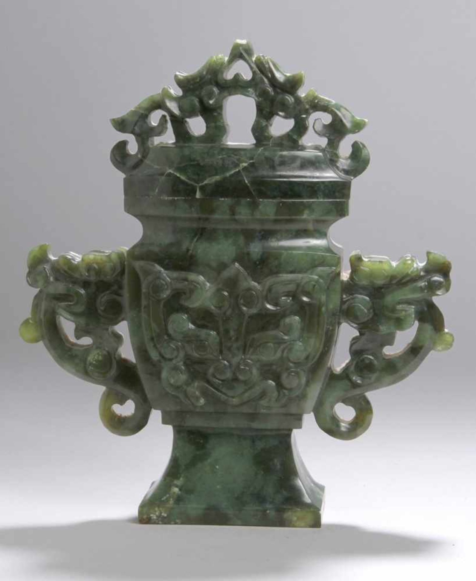 Spinatjade-Deckelvase, China, stiltypische Form mit 2 Henkeln in Form von