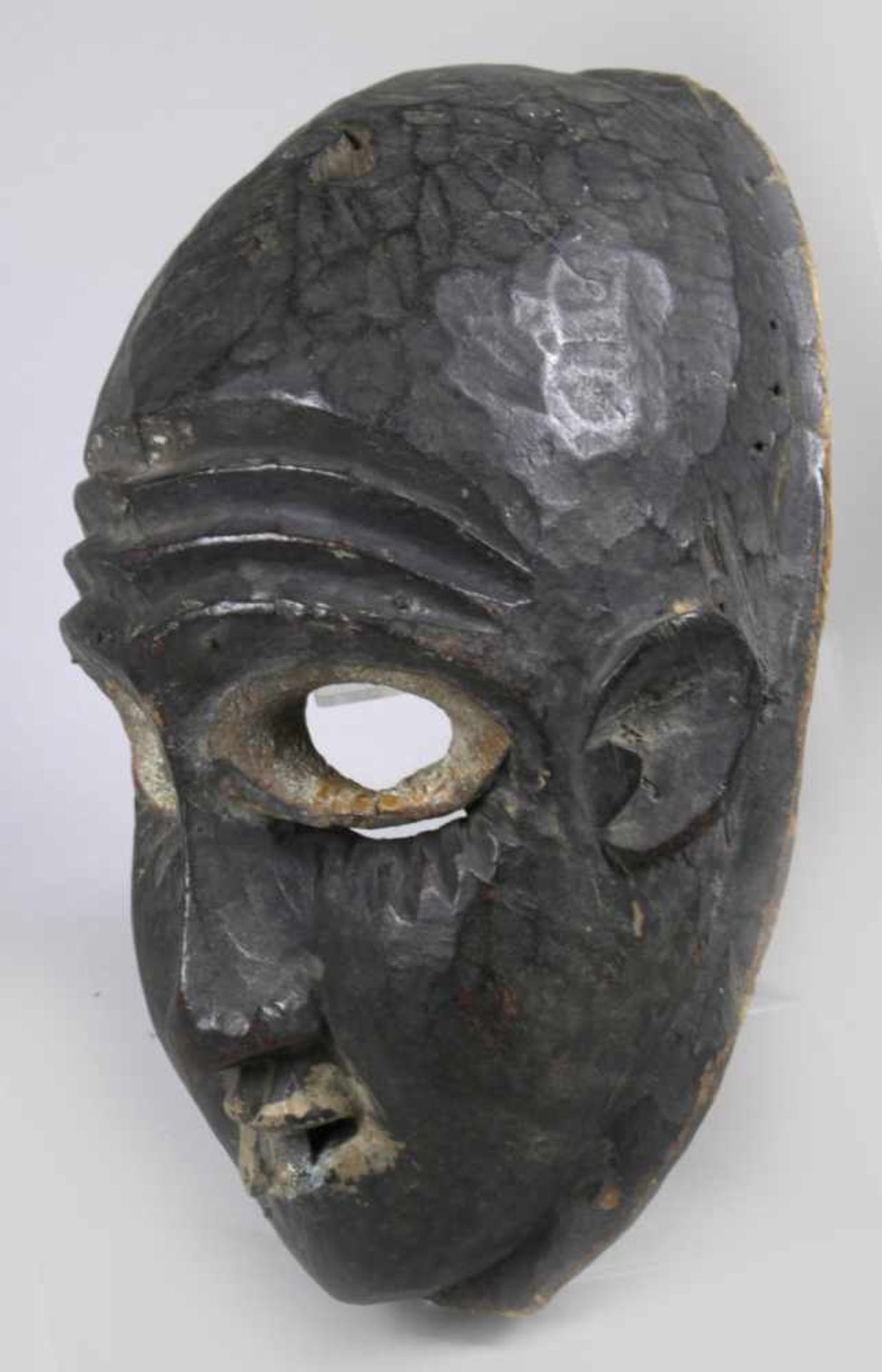 Maske, wohl Lavale, Sambia/Angola, plastisches Gesicht mit faltiger Stirn, ausgespartenAugen und - Bild 2 aus 5