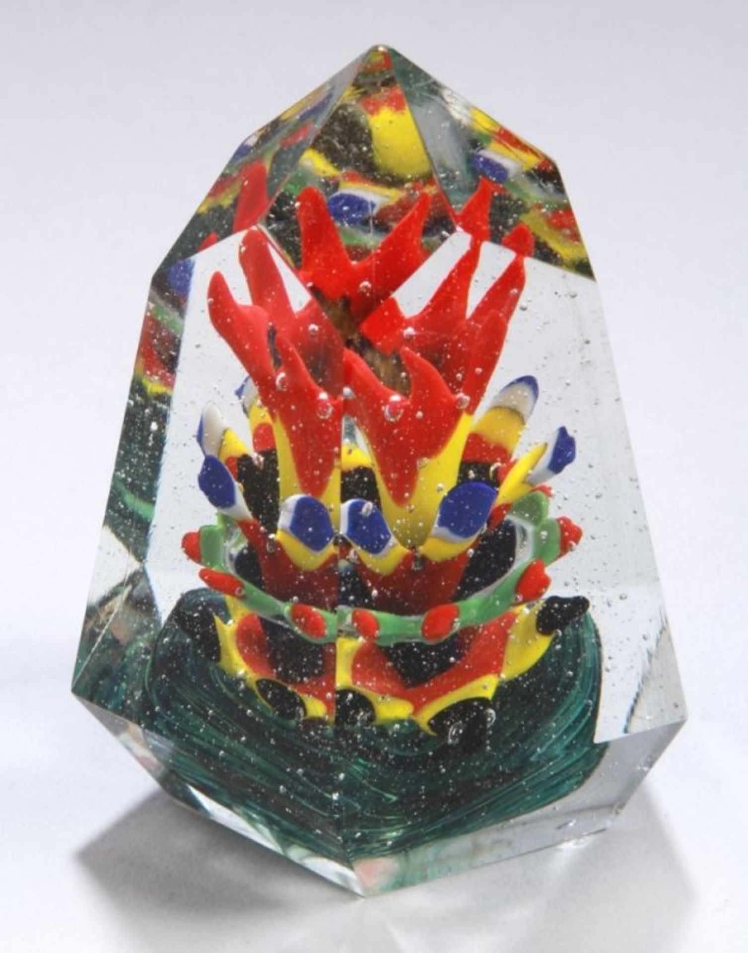 Glas-Paperweight, Böhmen, um 1930, sechseckiger Klarglaskegel, Vollschliff, dekoriert