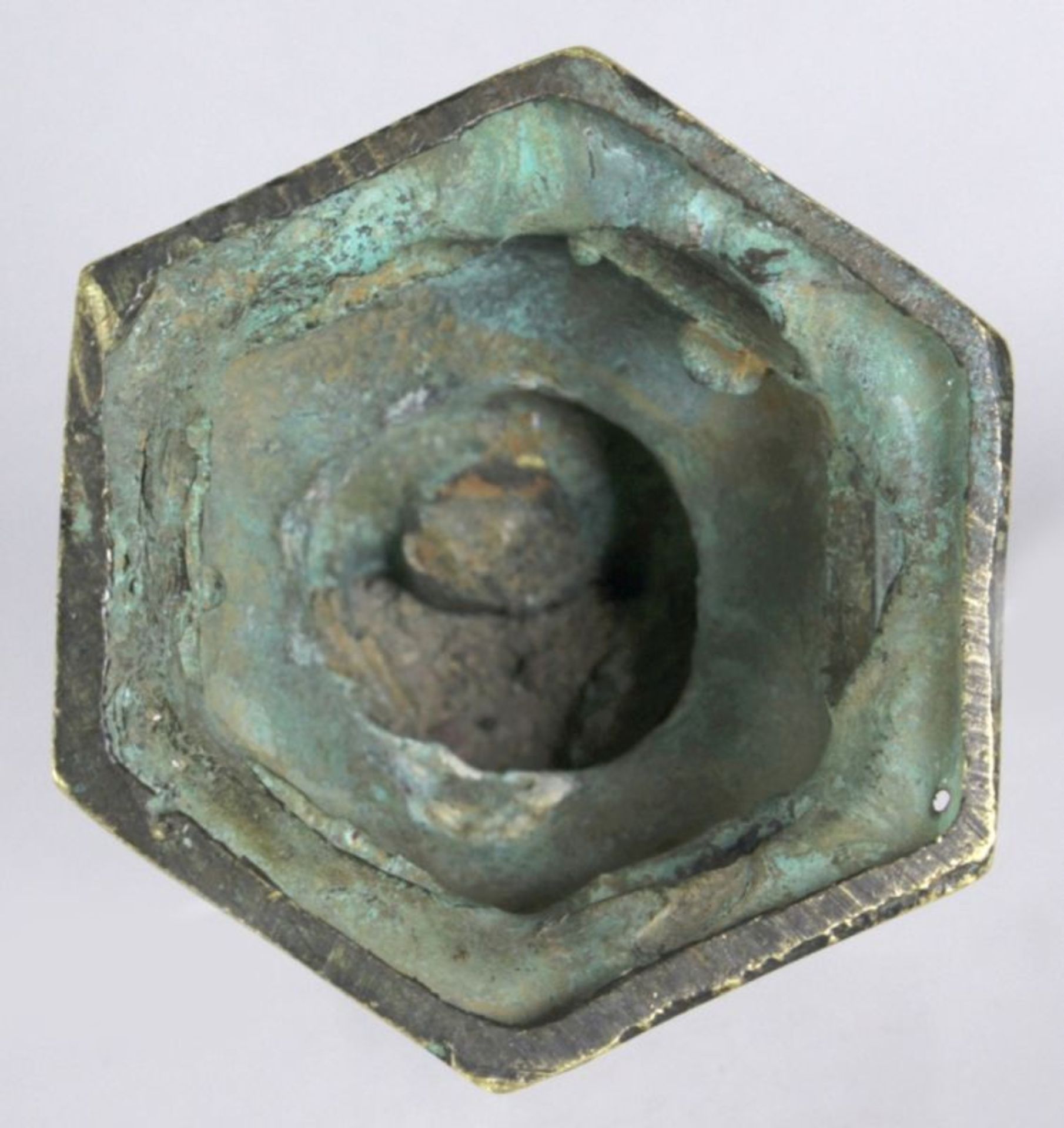 Bronze-Plastik, "Buddha", China, 19./20. Jh., auf durchbrochen gearbeitetem - Bild 5 aus 5