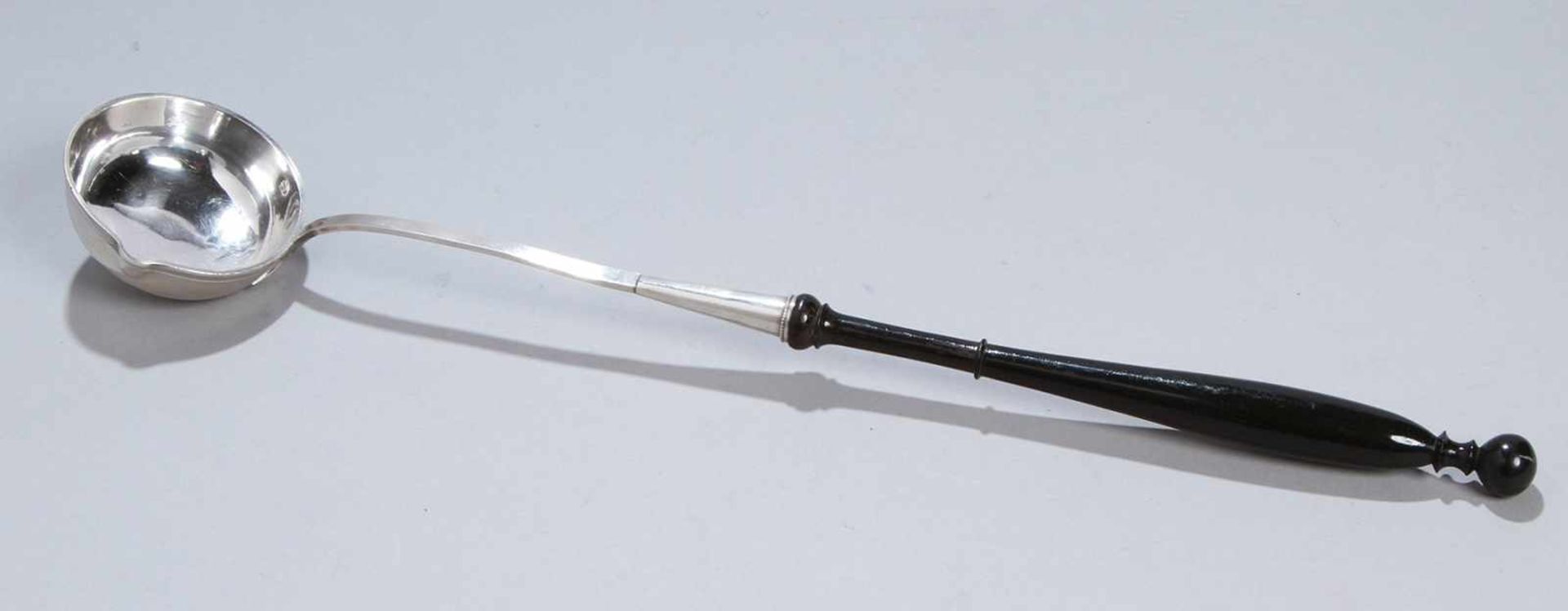 Saucen-Kelle, Frankreich, 19. Jh., Silber 950, strenge Form, ebonisierter Holzgriff, L 35cm- - -20.