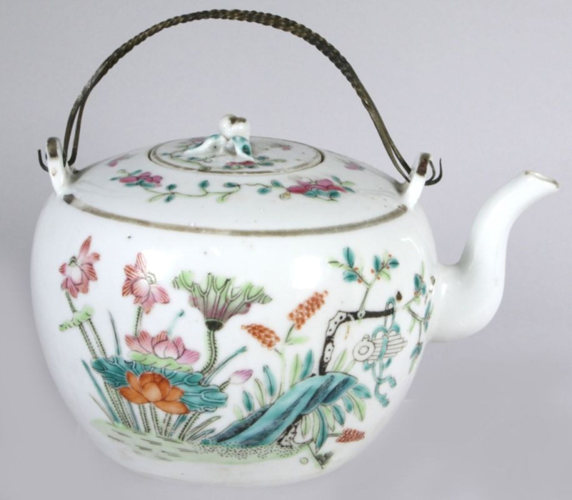 Porzellan-Teekanne, China, um 1900, Rüsselausguss, passig eingelassener Deckel mitkleinem, - Bild 2 aus 4