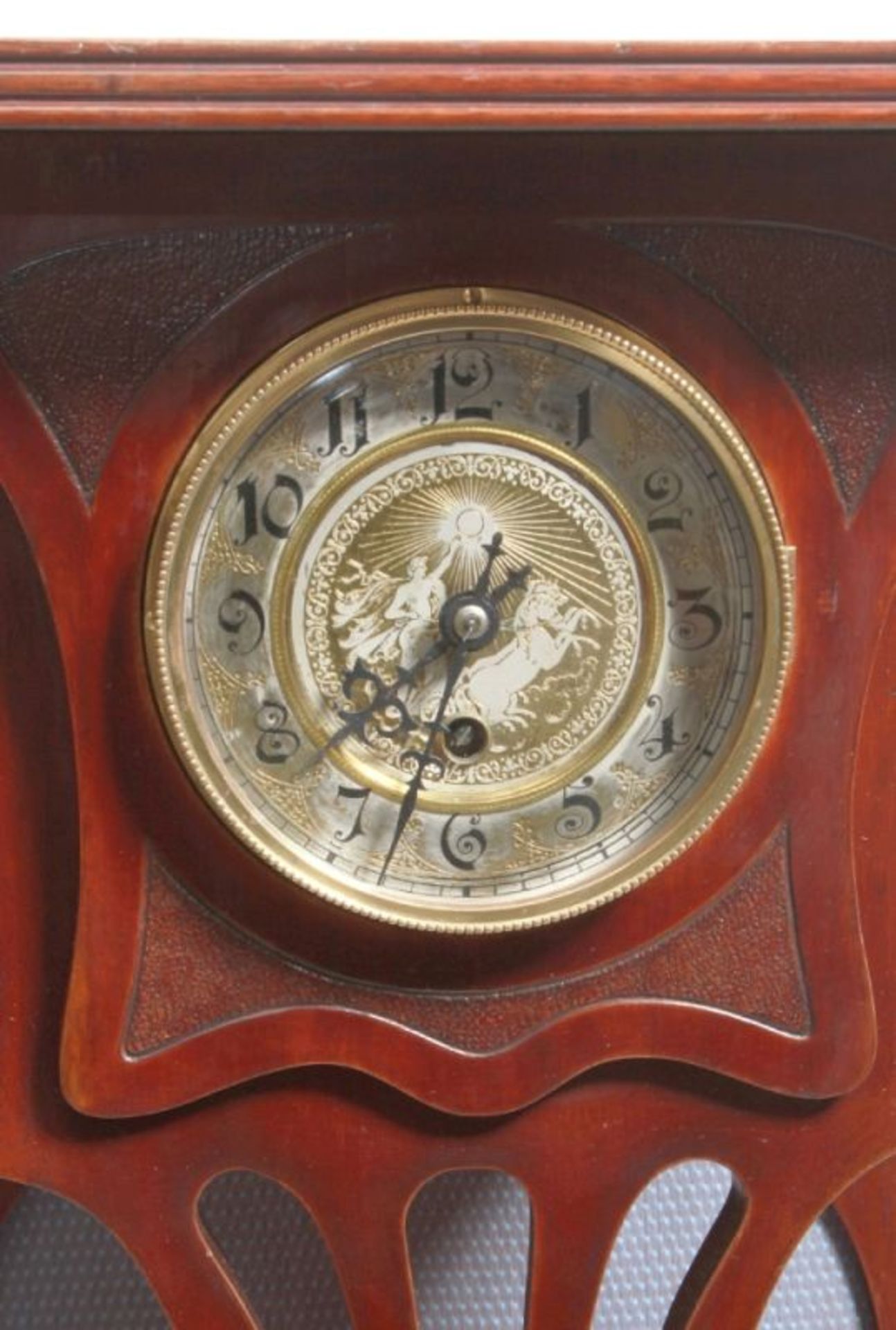 Jugendstil Etagere mit Uhr, dt., um 1910, Mahagoniholz, 4 Ablagen, stiltypische Form,unter der - Bild 2 aus 2
