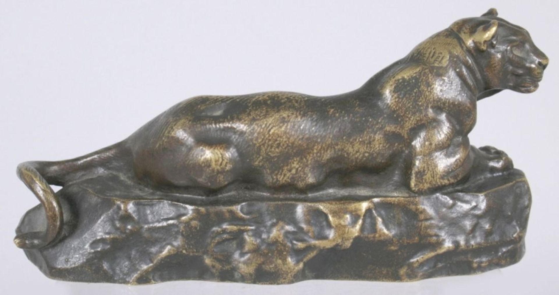 Bronze-Tierplastik, "Liegende Raubkatze", Barye, Antoine-Louis, Paris 1795 - 1875 Paris,auf Sockel - Bild 2 aus 4