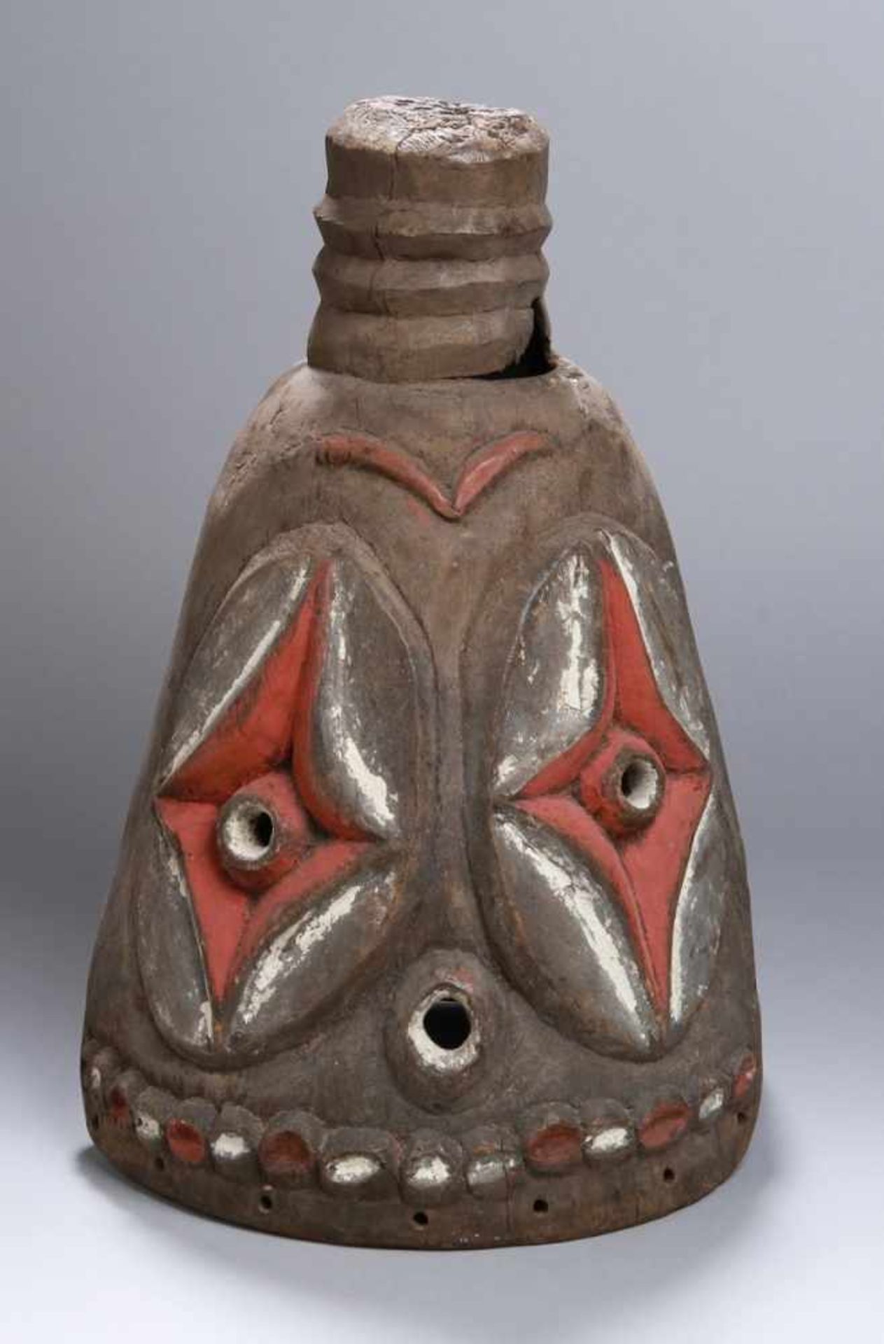 Helm-Maske, Kalunga, Bembe, Kongo, seitlich geschlitze Kegelform mit horizontal gerilltemAbschluß,