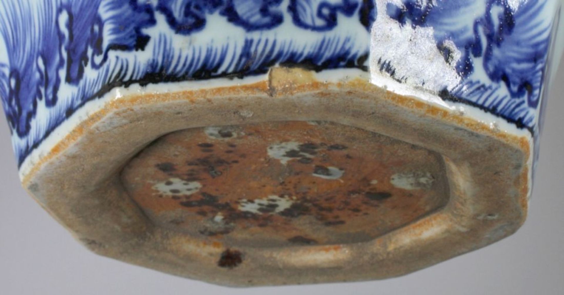 Porzellan-Deckelvase, China, wohl 20. Jh., achteckiger Stand, sich zur Schulter - Bild 4 aus 4
