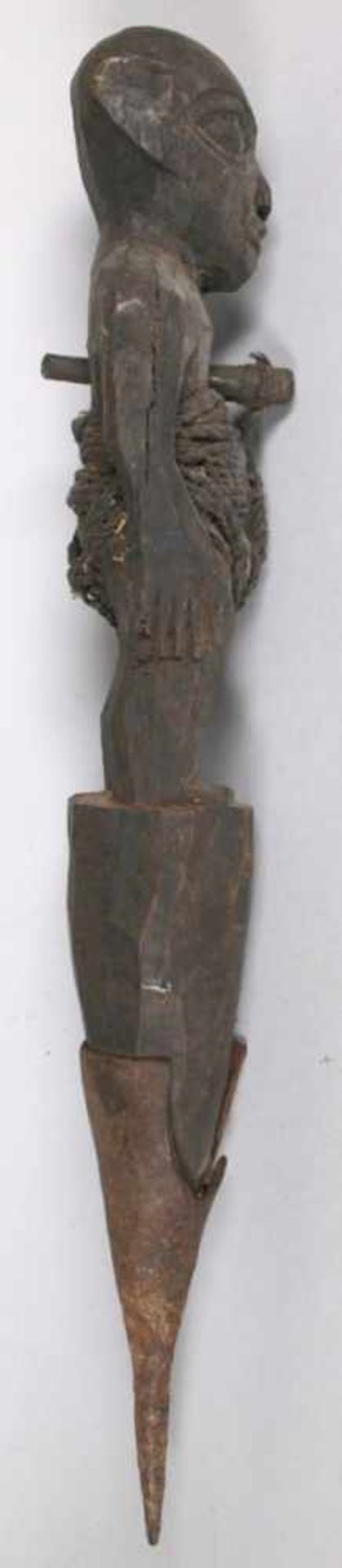 Fetisch, sog. Bocio, Fon, Benin, in Eisenspitze Holzpflock mit stehender, reduzierterFigur, mit - Bild 3 aus 3