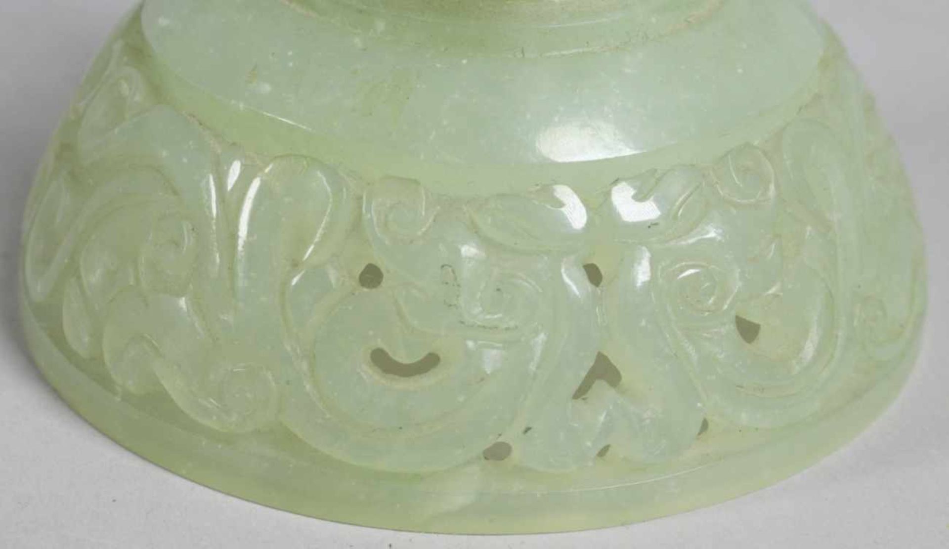 Jade-Deckelgefäß, China, 2-henklige Ausformung, stiltypisches Reliefdekor, Deckelwandungdurchbrochen - Bild 4 aus 6