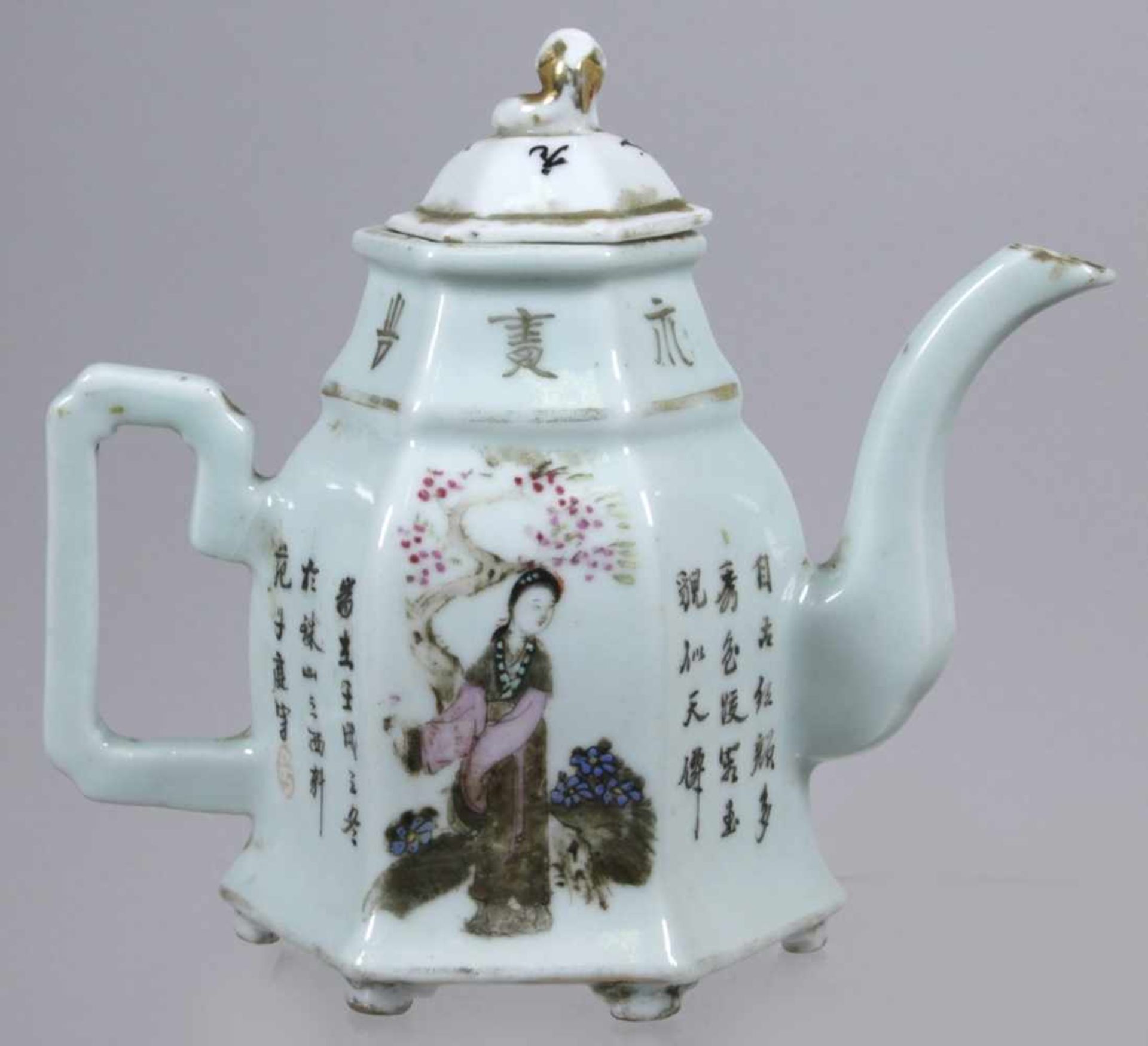 Porzellan-Teekanne, China, um 1900, über 6 Nuppenfüßchen sechseckiger Korpus mit kantigemHenkel - Bild 2 aus 6