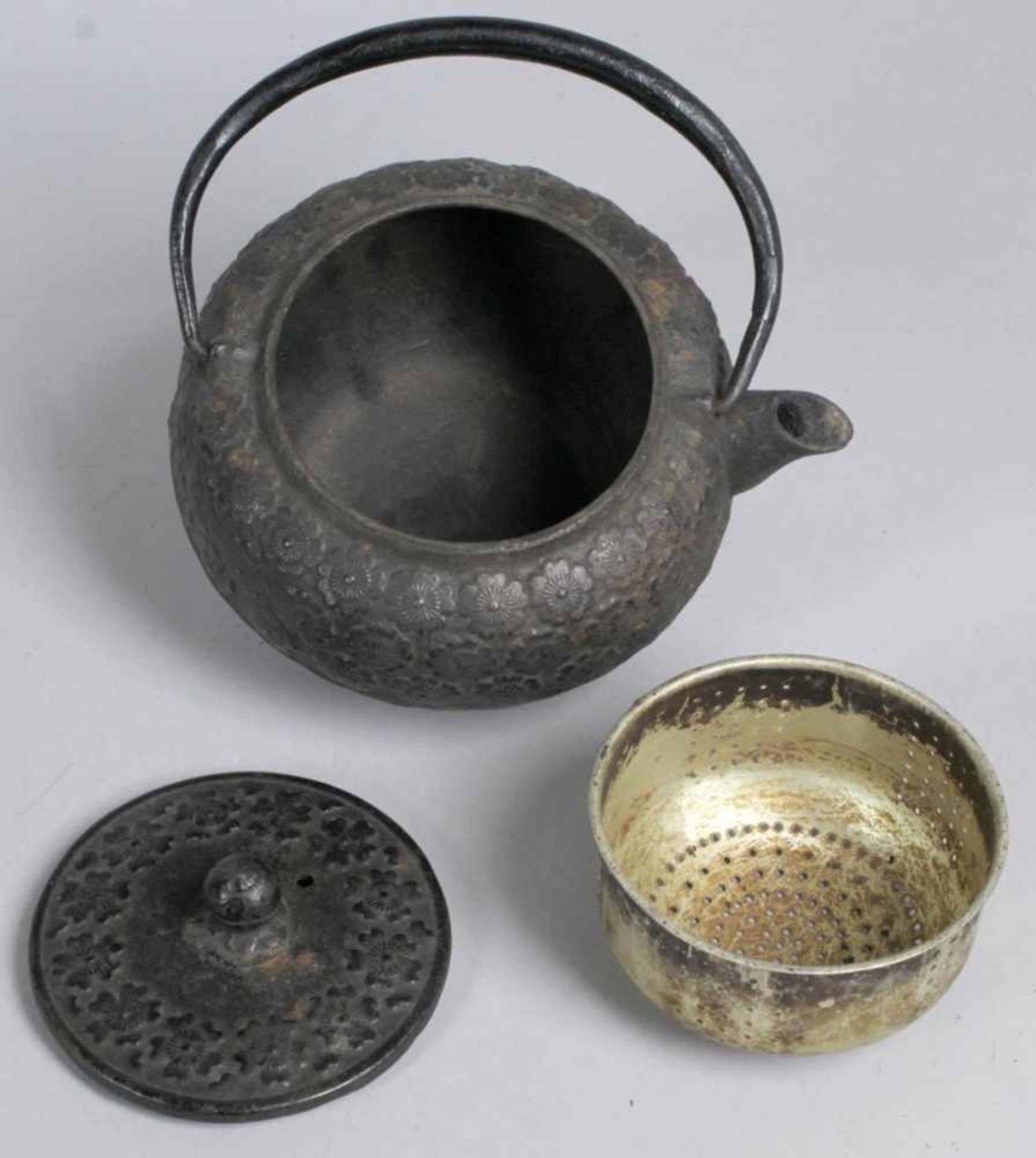 Eisen-Teekännchen, Japan, Meiji-Periode, kuglige Form mit Ausguss, Flachdeckel mit Knaufund - Bild 3 aus 5