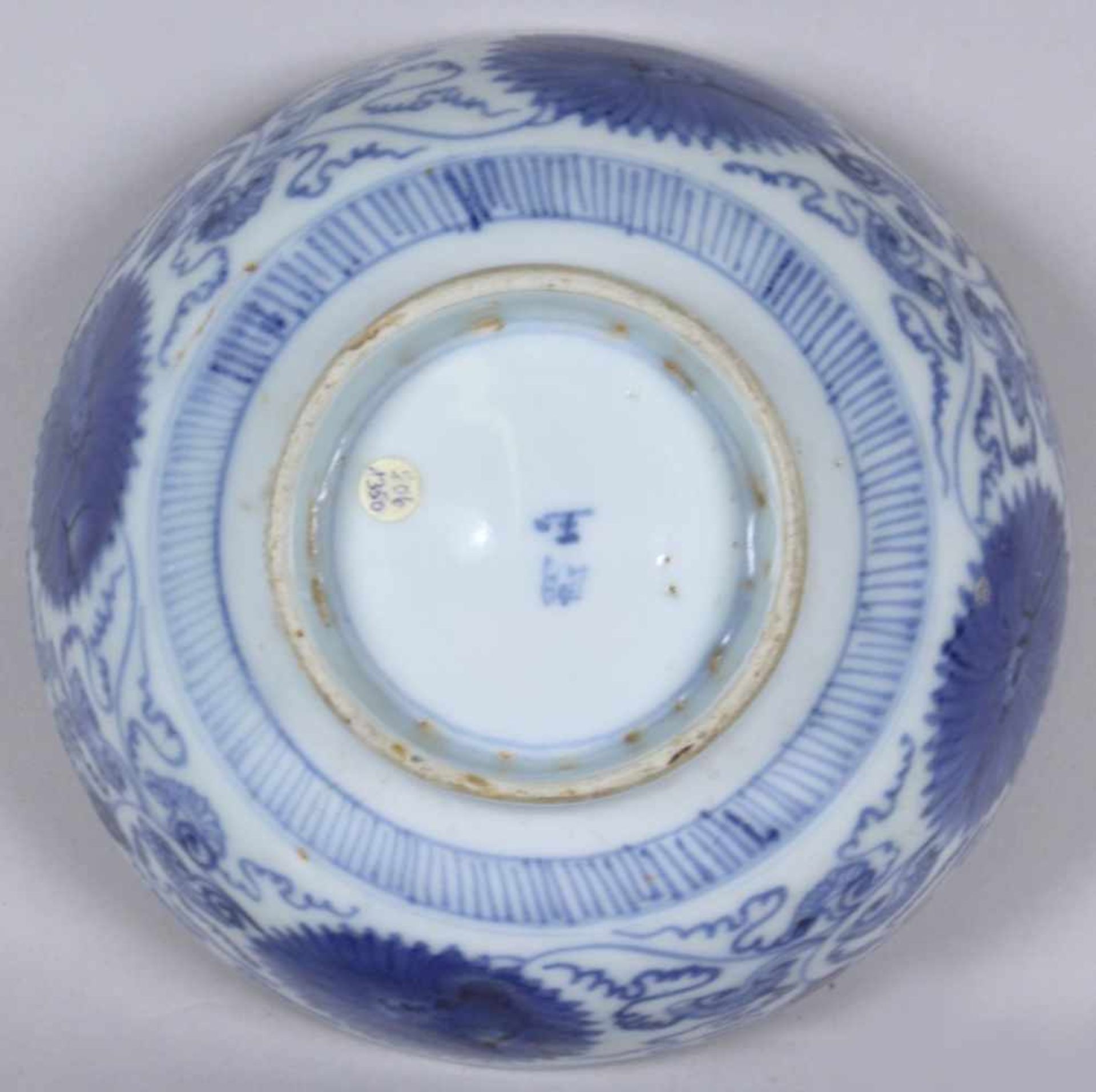 Porzellan-Kumme, China, 18. Jh. , über eingezogenem Rundstand halbkuglig gemuldete Form,umlaufendes, - Bild 4 aus 4