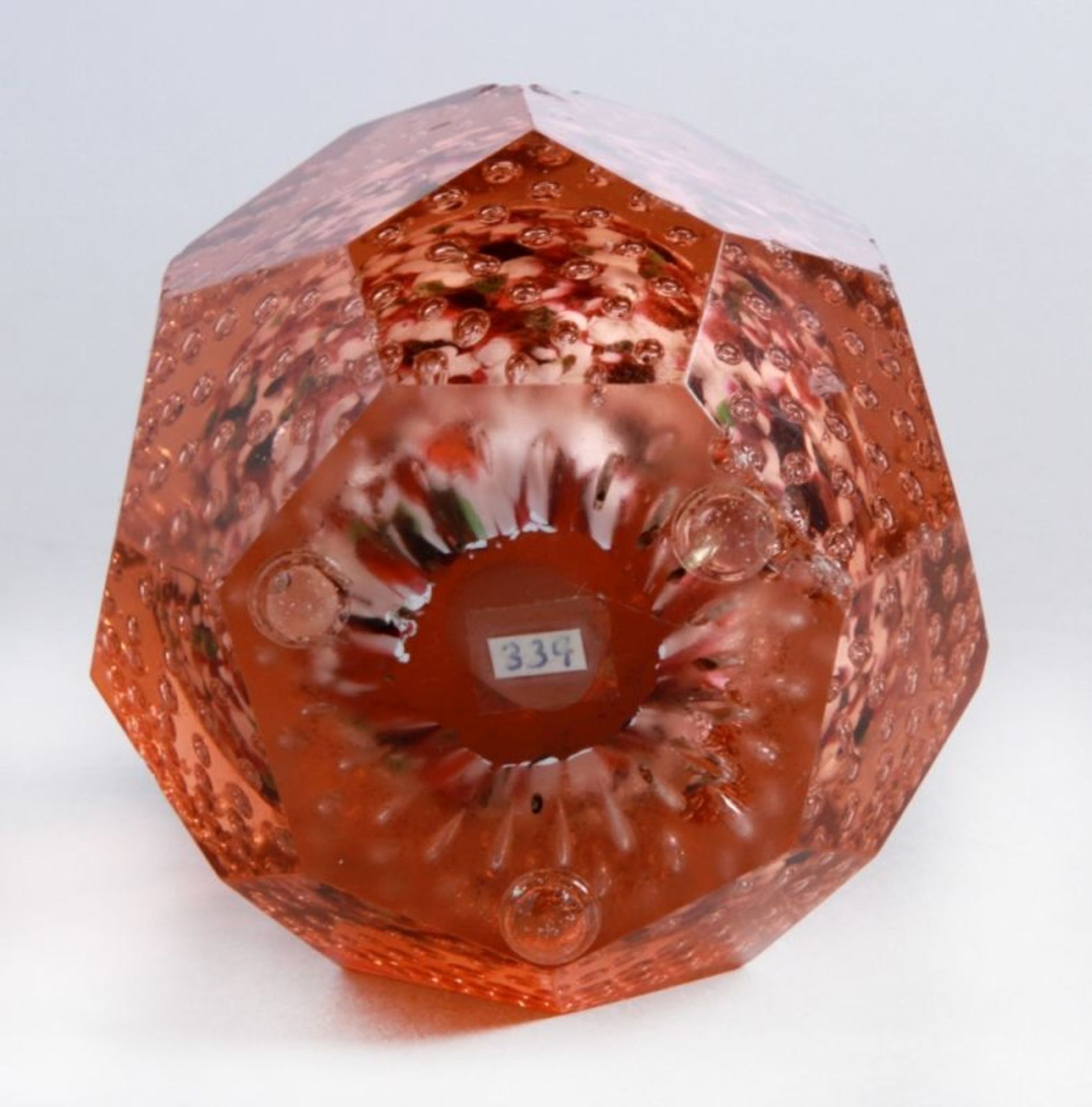 Glas-Paperweight, Böhmen, um 1900-25, 7-eckiger Stand, rundum facettierter Korpus auslachsfarben - Bild 2 aus 2