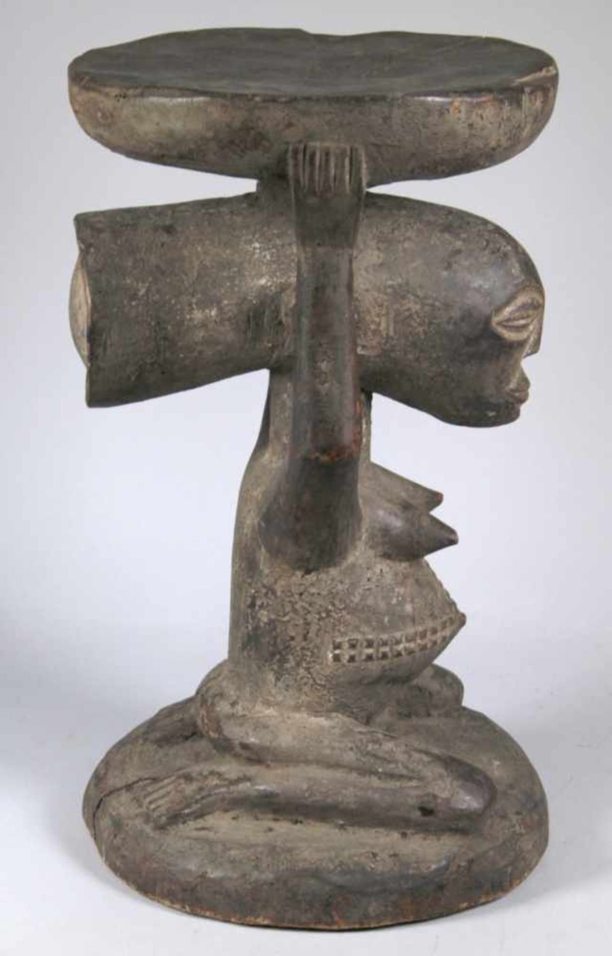 Karyatiden-Hocker, Luba, Kongo, auf rundem Sockel plastische, weibliche, kniendeDarstellung mit - Bild 4 aus 5