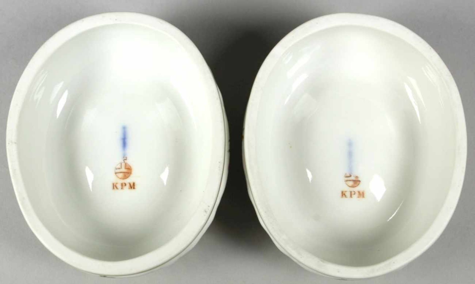 Ein Paar Porzellan-Gewürzgefäße, KPM-Berlin, 20. Jh., ovale, gemuldete Form, Reliefdekor,polychrom - Bild 2 aus 2