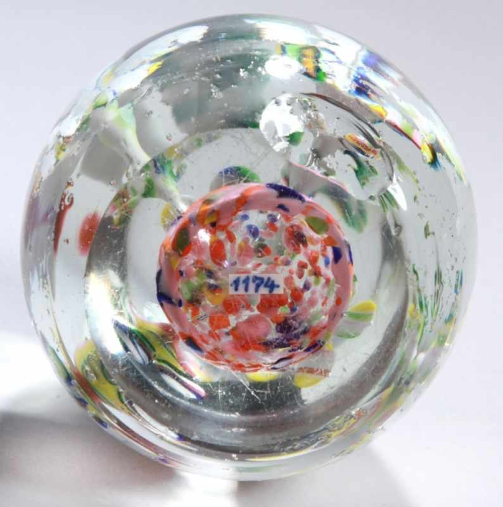 Glas-Paperweight, wohl Böhmen, um 1900-25, über plan geschliffener StandflächeKlarglaskorpus, - Bild 2 aus 2