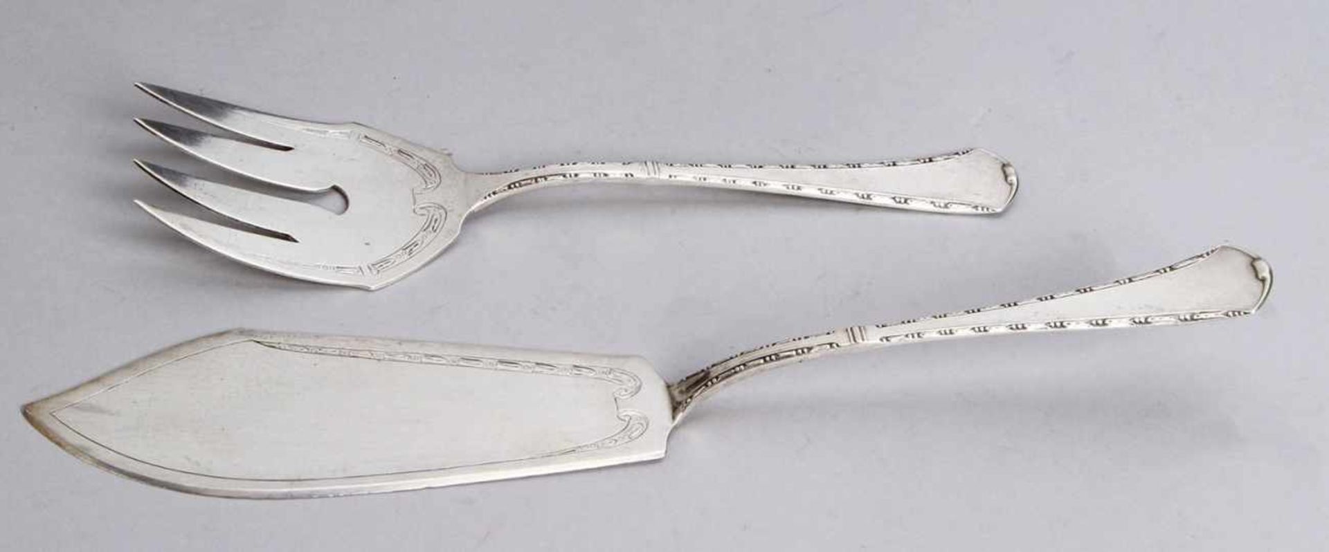 Fisch-Vorlegebesteck, 2-tlg., dt., um 1920, Silber 800, verziert mit Relief-Randdekor,zus. ca. 190