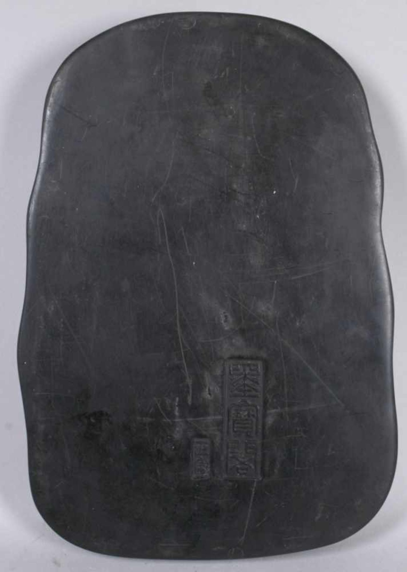 Tusche-Reibstein, China, 19./20. Jh., leicht konische Form mit gerundeten Ecken, obererBereich mit - Bild 6 aus 6