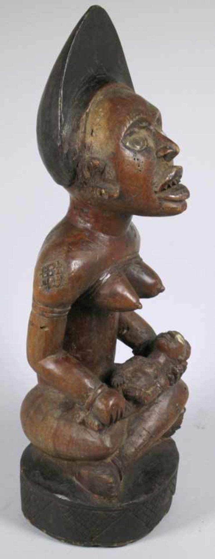 Mutter-Figur, Yombe, Kongo, auf Ovalsockel im Schneidersitz hockende, plastische,weibliche - Bild 2 aus 3