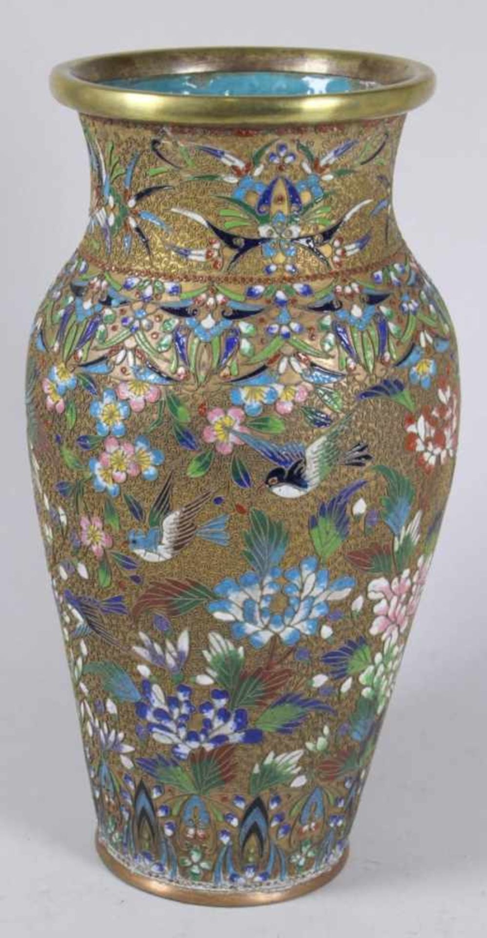 Cloisonné-Ziervase, China, 19. Jh., Kupferkorpus, fein aufgelötetes Vogel- und Floraldekorvor - Bild 3 aus 5