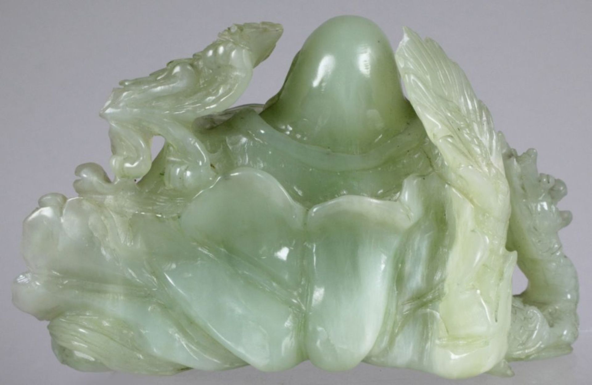 Jade-Glücksbuddha, China, vollplastische, sitzende Darstellung mit Gefäß in Händen, vonwelchem - Bild 2 aus 4