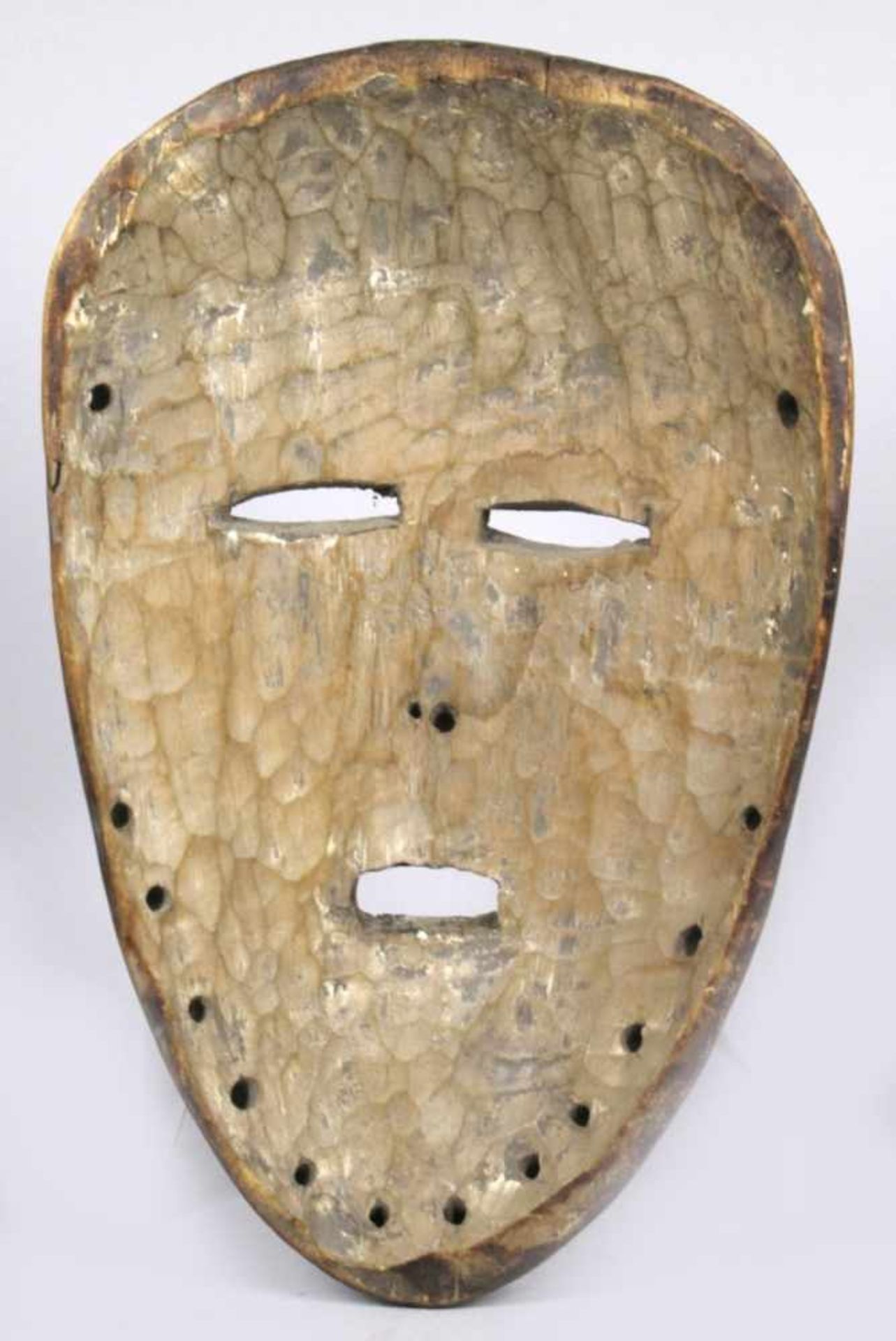 Maske, Lega, Kongo, flaches Gesicht mit offen geschlitzten Augen, schlanker Nase mitLöchern und - Bild 3 aus 3