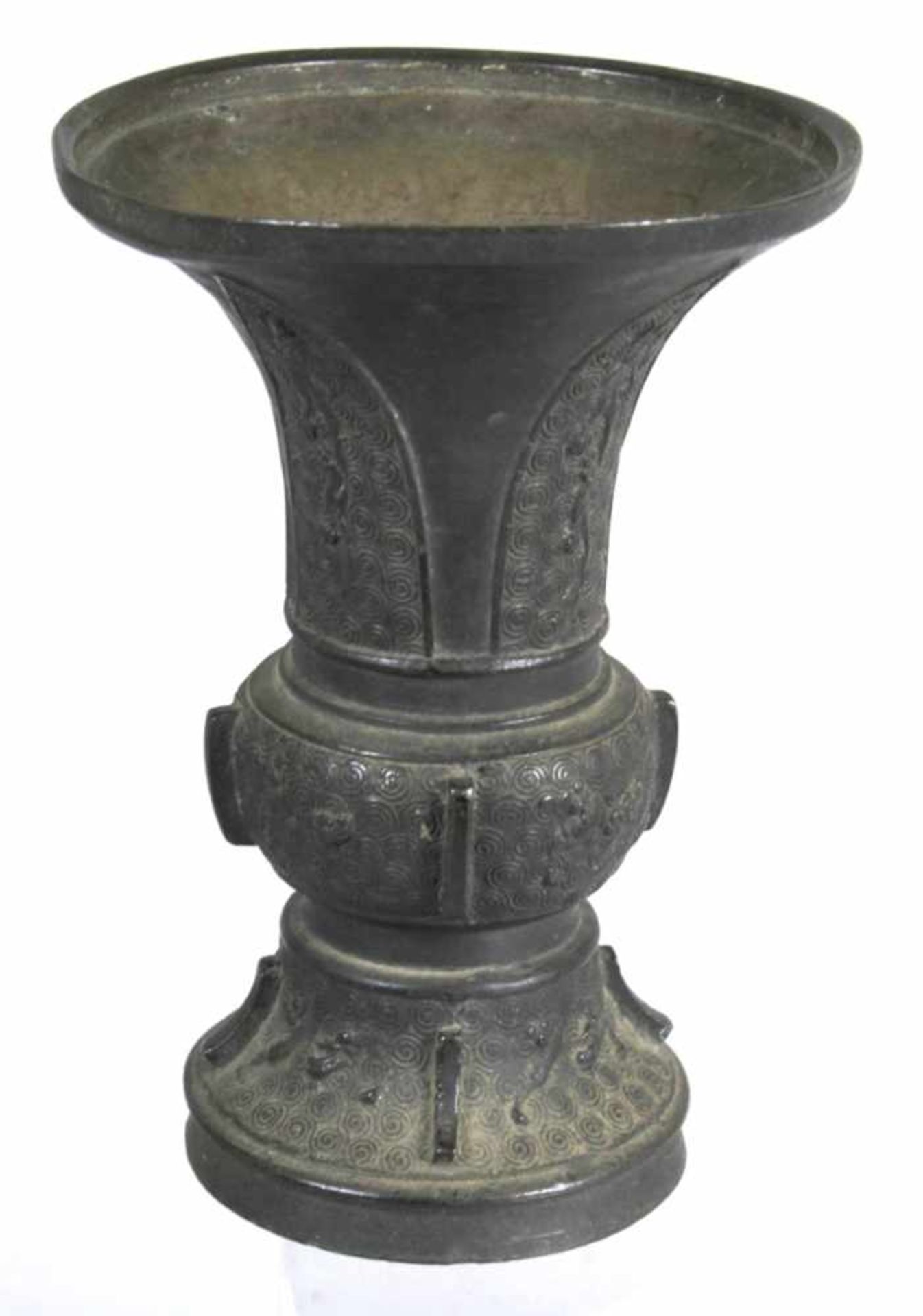 Bronze-Ziervase, China, 18./19. Jh., sog. "gu-Form", umlaufend reliefiert dekoriert mitFriesen in - Bild 2 aus 5