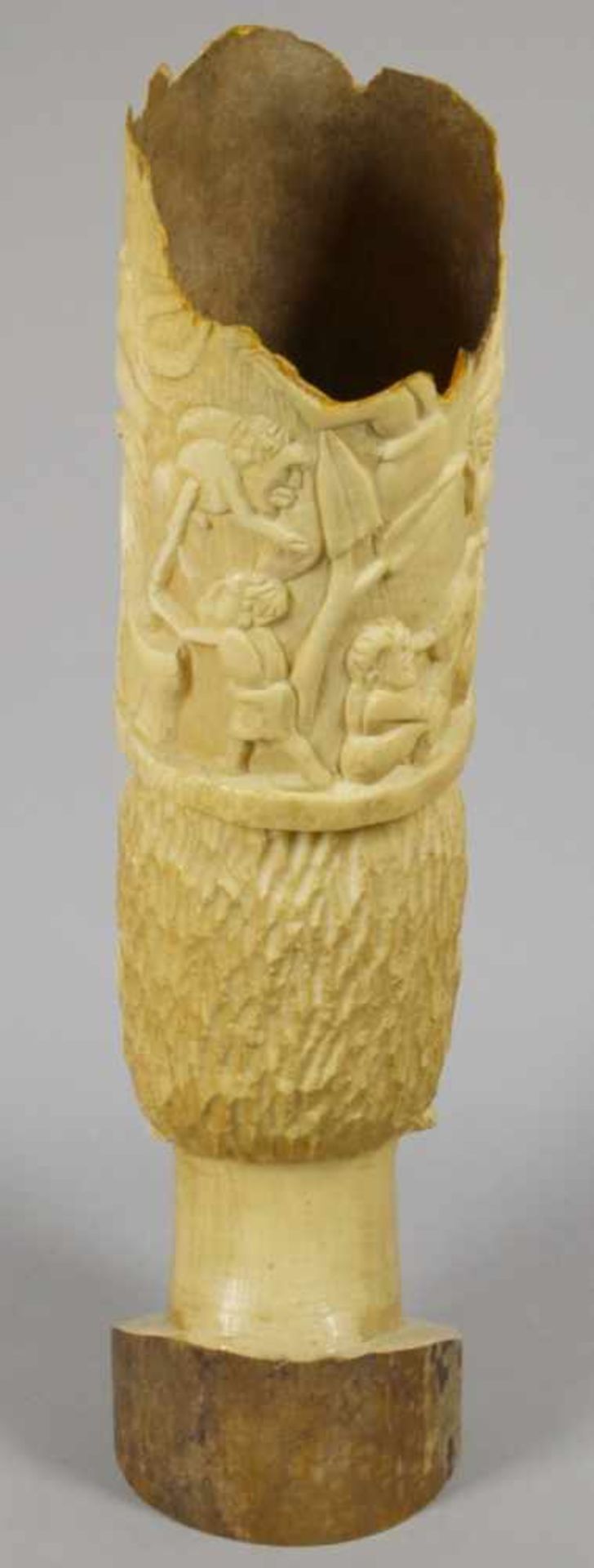 Elfenbein-Herrscherkopf, Afrika, um 1920, leicht gebogter Röhrenkorpus, plastischbeschnitzt mit - Bild 2 aus 6