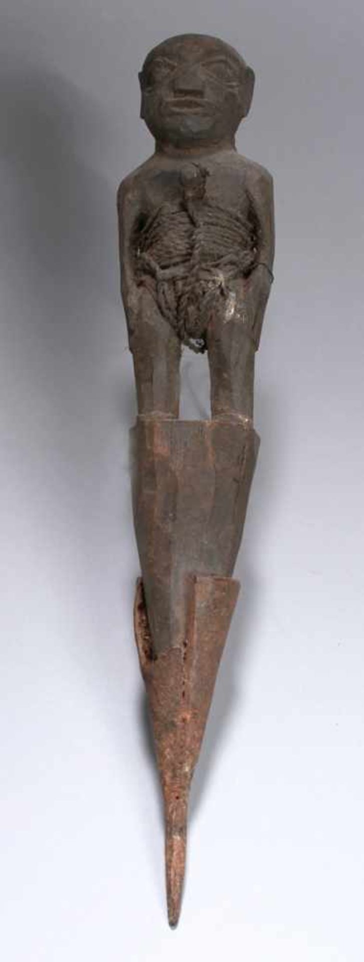 Fetisch, sog. Bocio, Fon, Benin, in Eisenspitze Holzpflock mit stehender, reduzierterFigur, mit