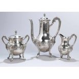 Kaffee-Set, 3-tlg., Frankreich, um 1900, Silber 950, gebauchter Korpus auf 4 geschweiftenFüßen,