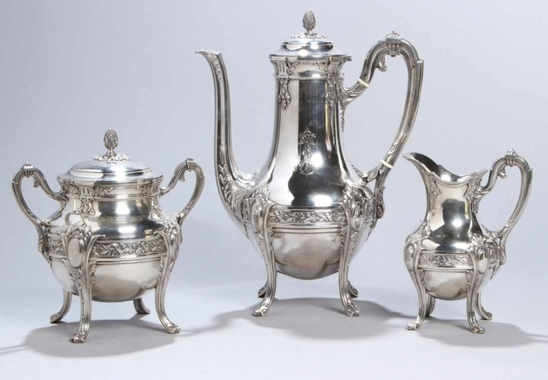 Kaffee-Set, 3-tlg., Frankreich, um 1900, Silber 950, gebauchter Korpus auf 4 geschweiftenFüßen,