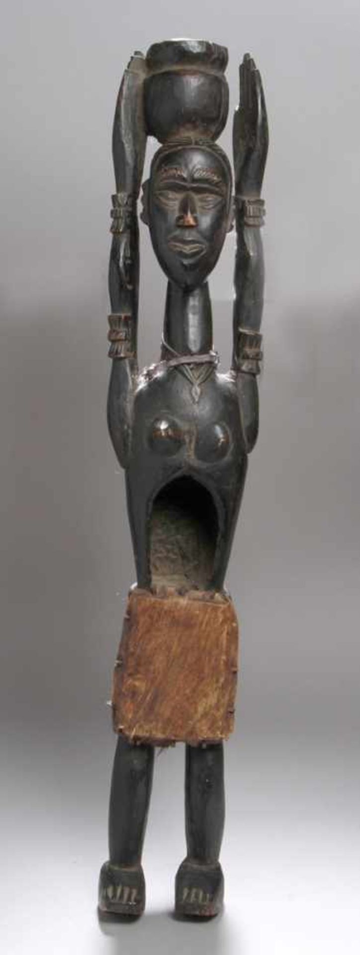 Reliquiar-Figur, Afrika, plastische, stehende, weibliche Darstellung mit Hals- undArmschmuck, auf