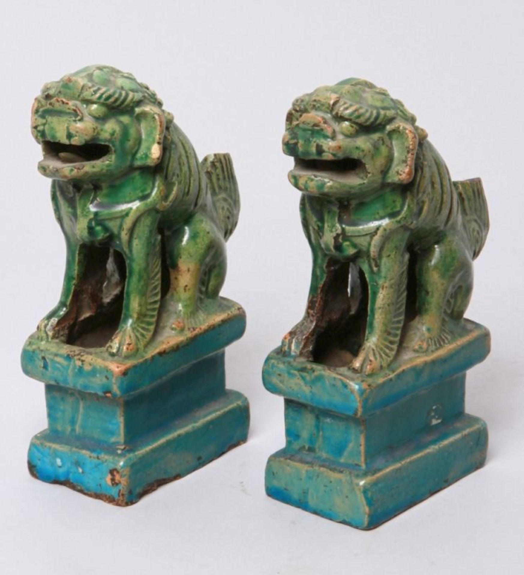 Ein Paar Keramik-Tempellöwen, China, Ming-Dynastie, auf mittig eingezogenem