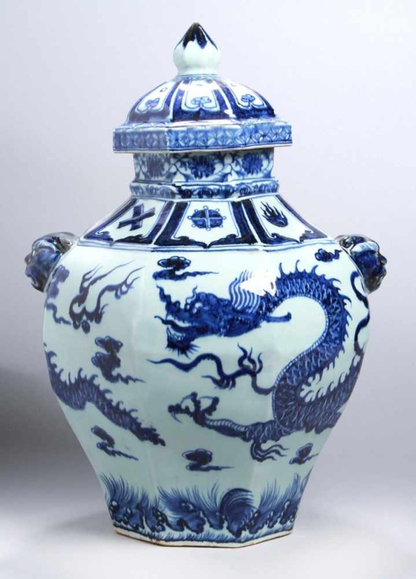 Porzellan-Deckelvase, China, wohl 20. Jh., achteckiger Stand, sich zur Schulter