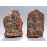 Zwei Tsatsa, Tibet, 19./20 Jh., Terracotta-Votivtafeln, frontseitig reliefplastischdekoriert mit