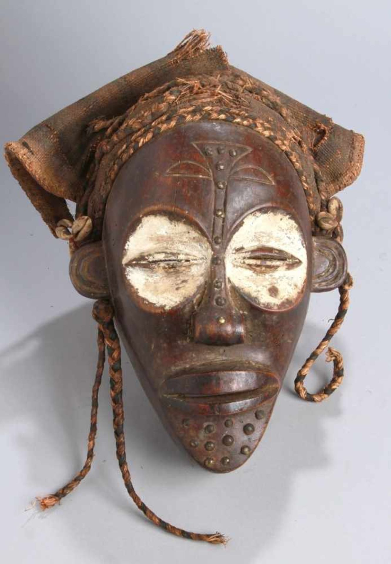 Maske, Tchokwe, Angola, Pwo-Frauenmaske, plastische Darstellung mit typischen,