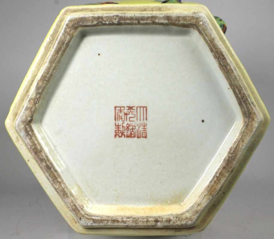 Große Porzellan-Deckelvase, China, wohl Republik-Periode, sechseckiger Stand, hoher, sichnach oben - Image 4 of 4