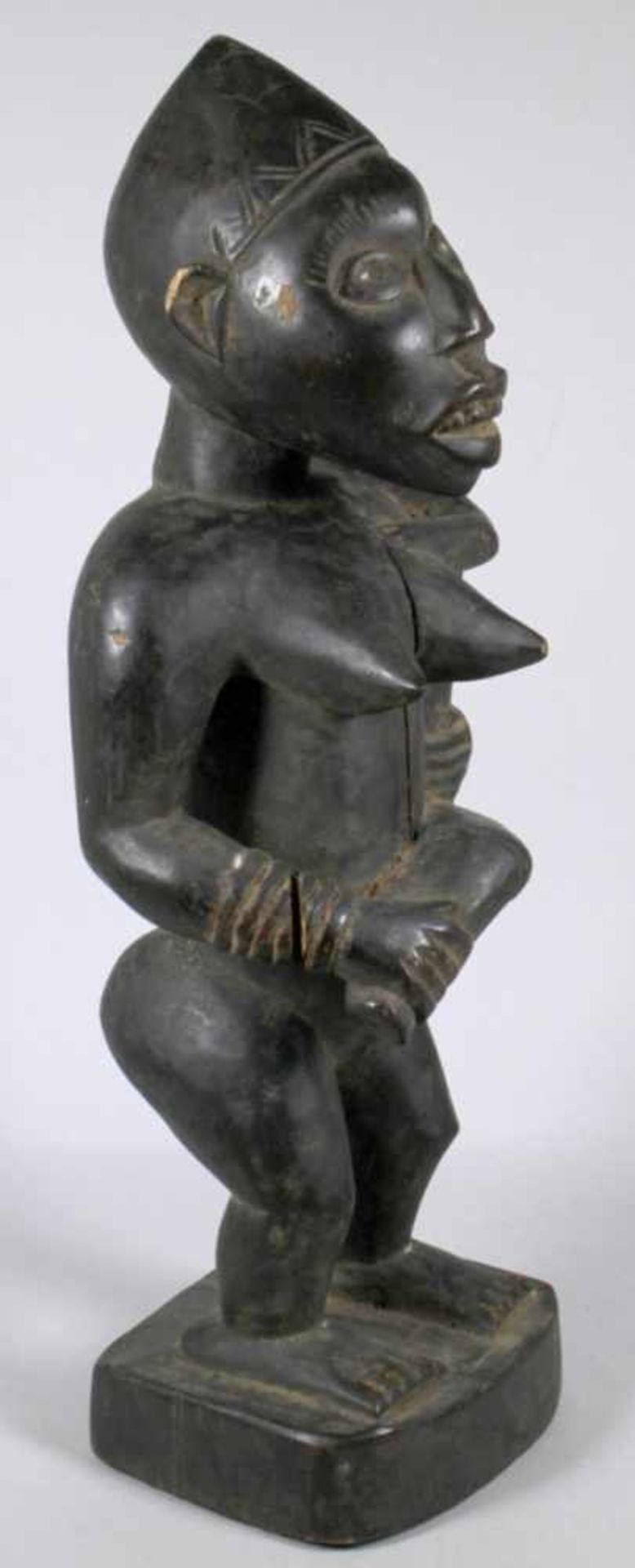 Mutter-Figur, Yombe, Kongo, auf Rechtecksockel mit gerundeten Ecken plastische, - Bild 3 aus 5