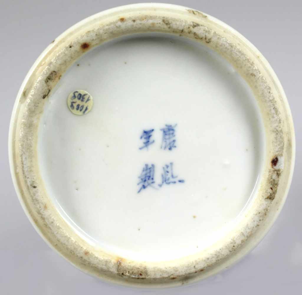 Porzellan-Deckelvase, China, 19. Jh., über rundem, ausgestelltem Stand schlankerBalusterkorpus mit - Image 4 of 4